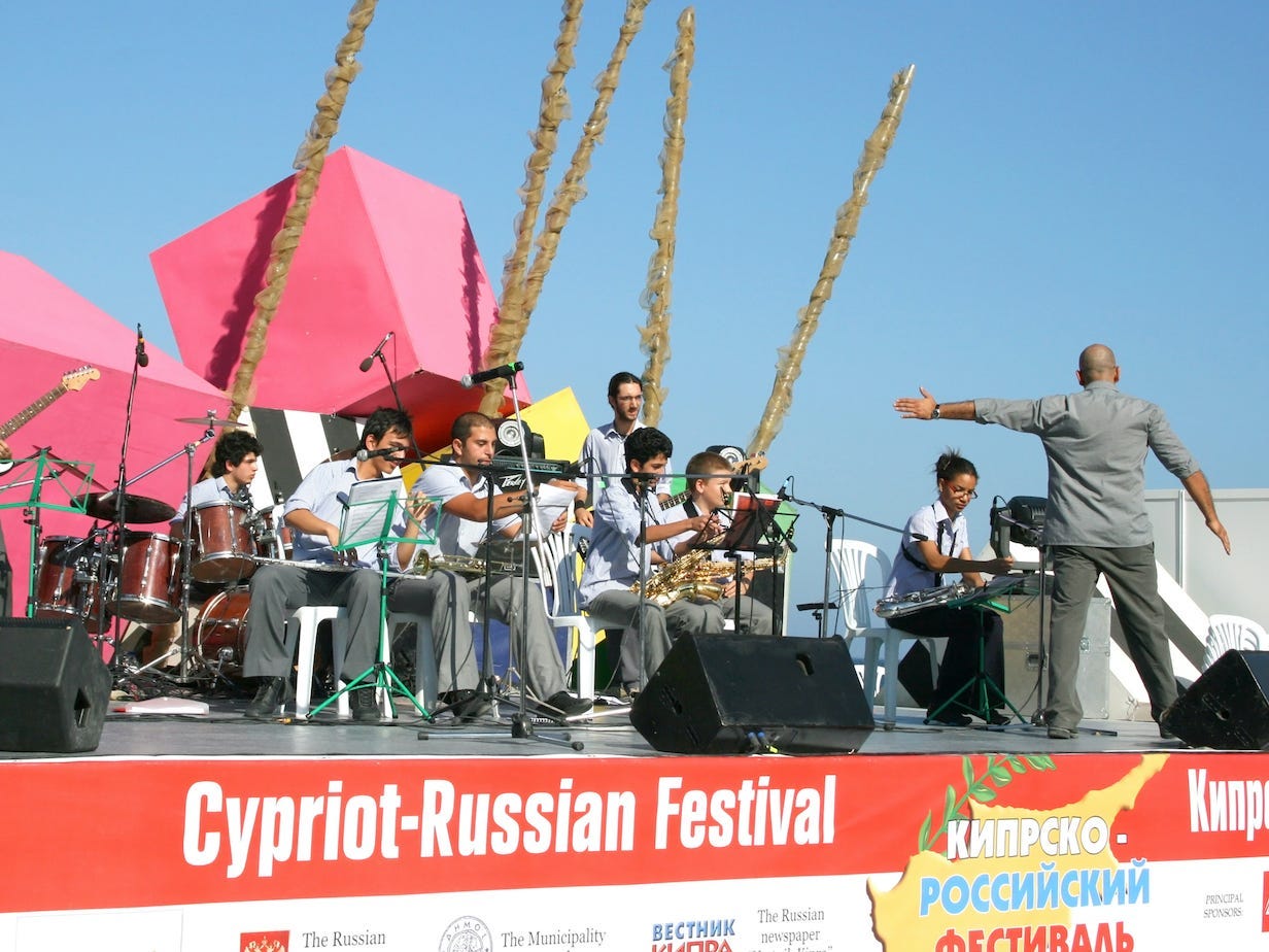 Het podium op het Cypriotisch-Russische festival.