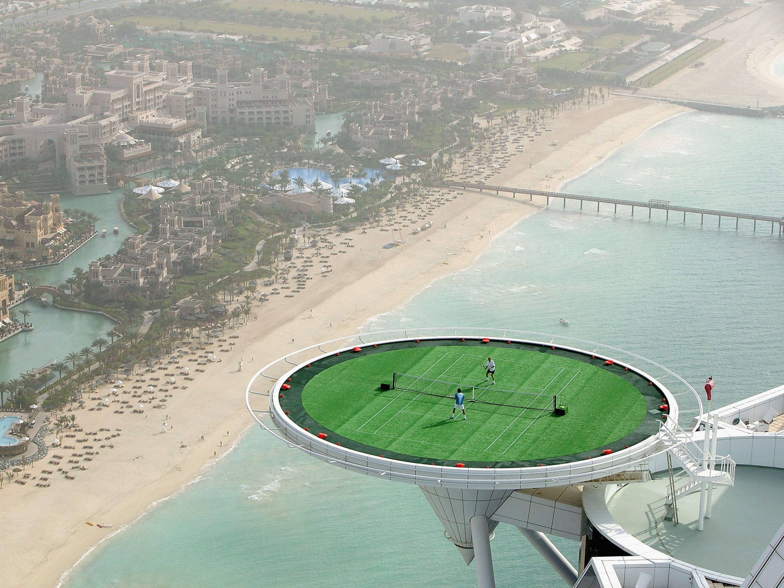 In 2005 werd het helikopterplatform van Burj Al-Arab omgebouwd tot tennisveld zodat Roger Federer en Andre Aggasi er een partij konden spelen.  Foto: David Cannon/Getty Images