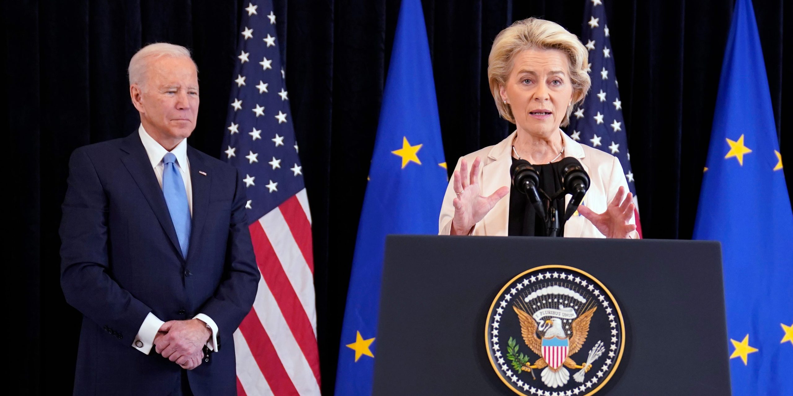 Ursula von der Leyen en de Amerikaanse president Joe Biden tijdens een persconferentie in Brussel. Foto: Evan Vucci/AP