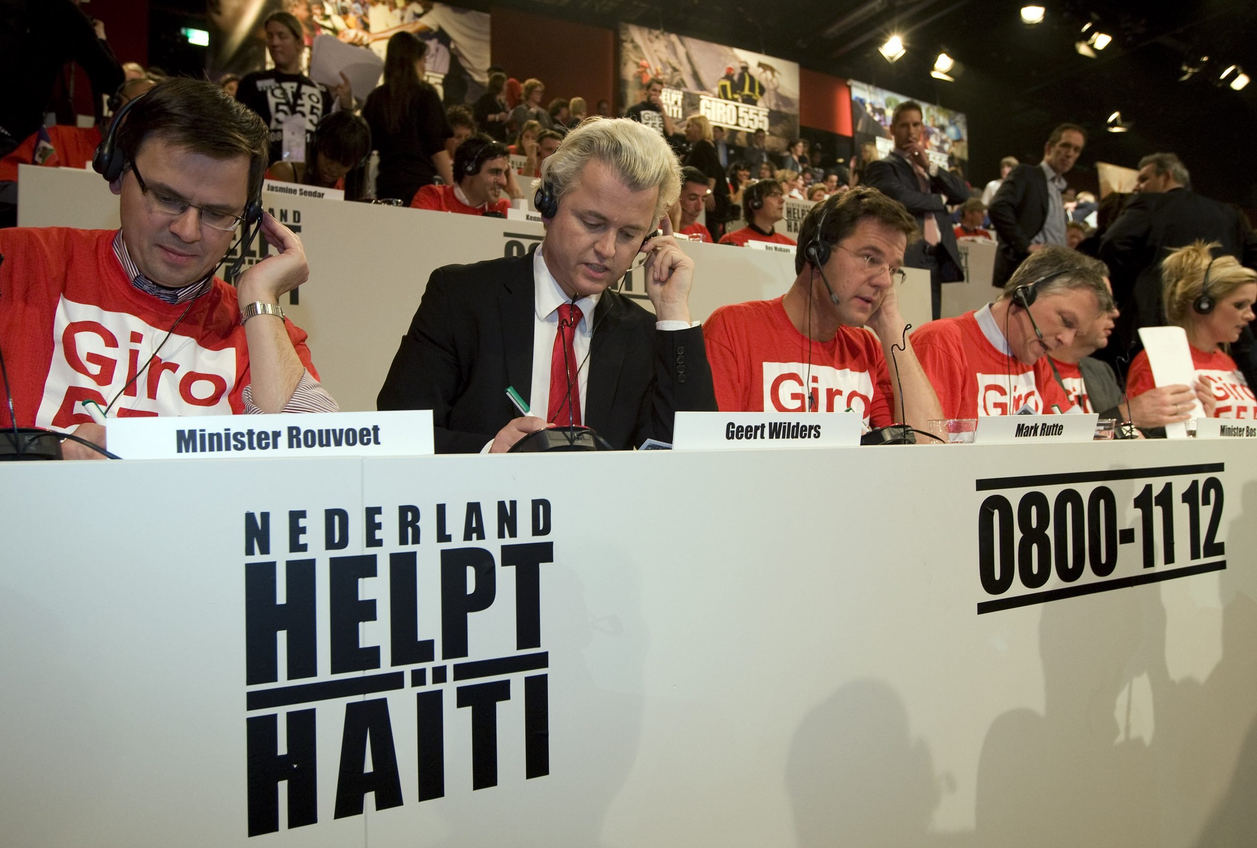 De politici André Rouvoet, Geert Wilders, Mark Rutte en Wouter Bos in het belpanel tijdens hulpactie voor Haïti in 2010. Foto: ANP