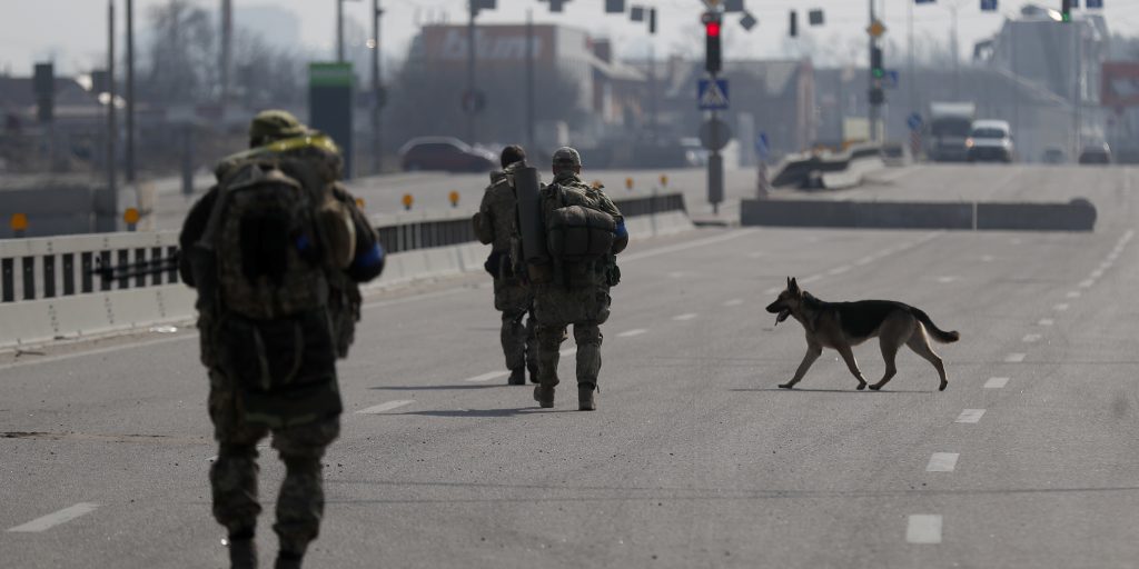 Het Oekraïense leger in de buitenwijken van Kiev