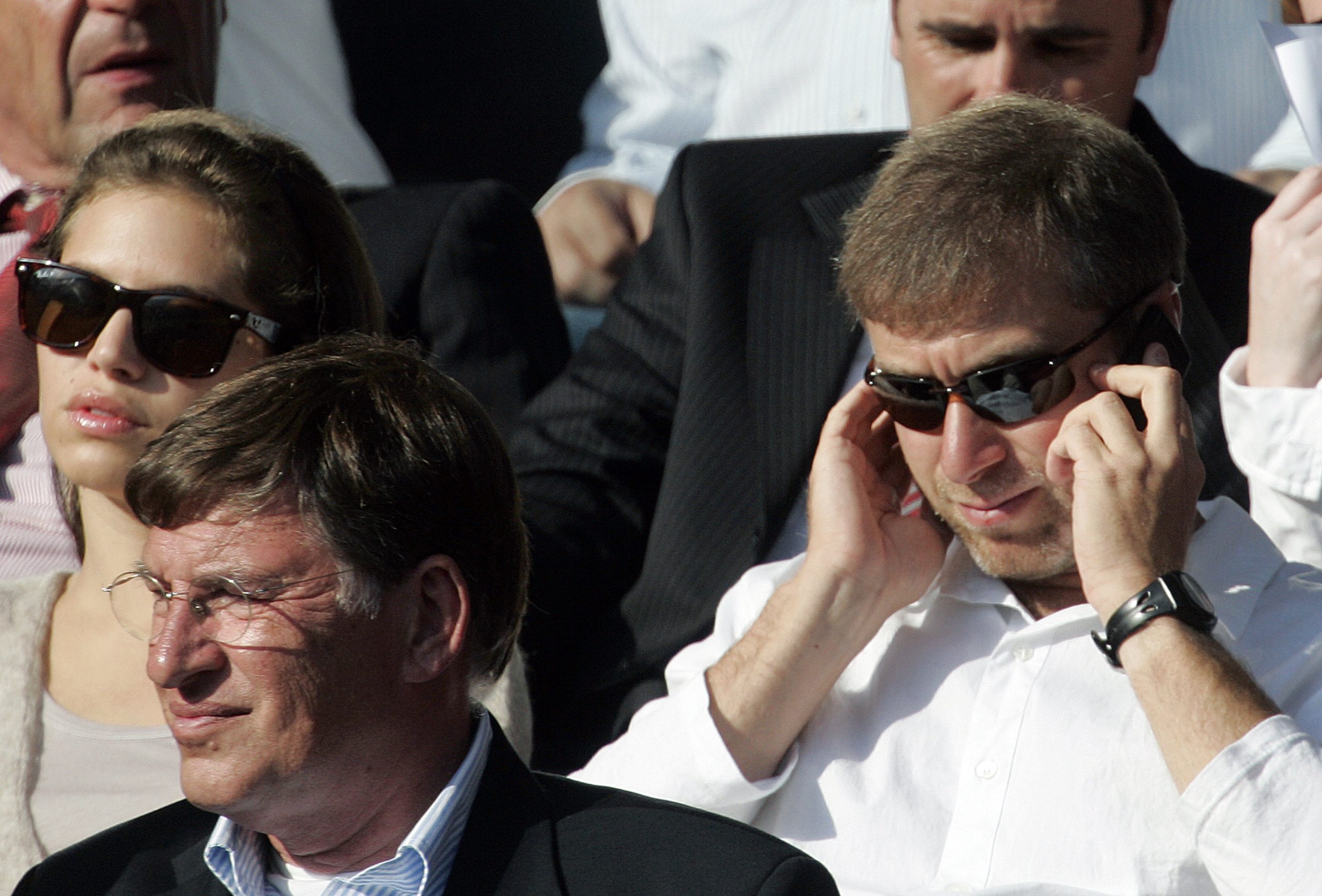 Foto: EPA. Abramovitsj  (rechts) samen met zijn destijds 25-jarige vriendin Daria Zhukova (links) bij Chelsea in 2007.