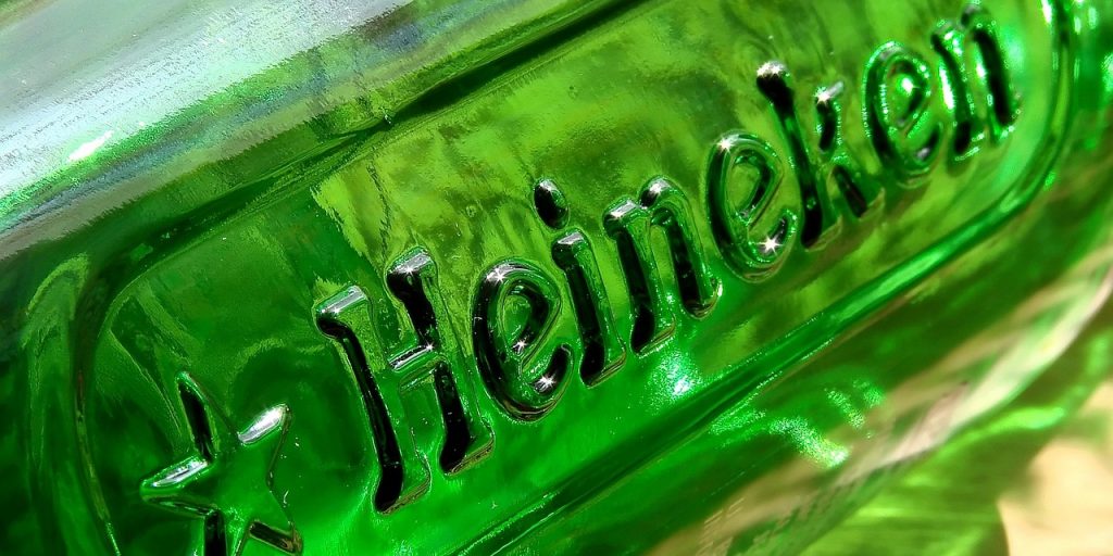 Een liggende fles Heineken