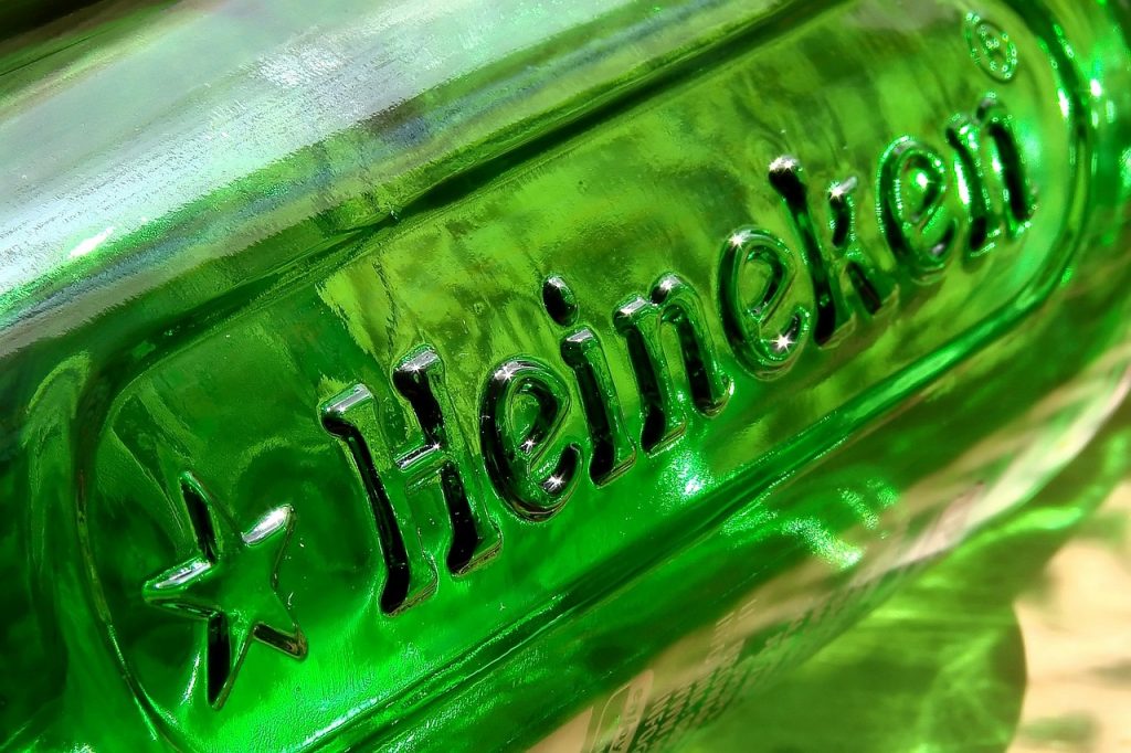 Een liggende fles Heineken