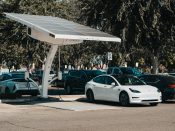 Tesla Model 3 ladend aan zonnepanelen