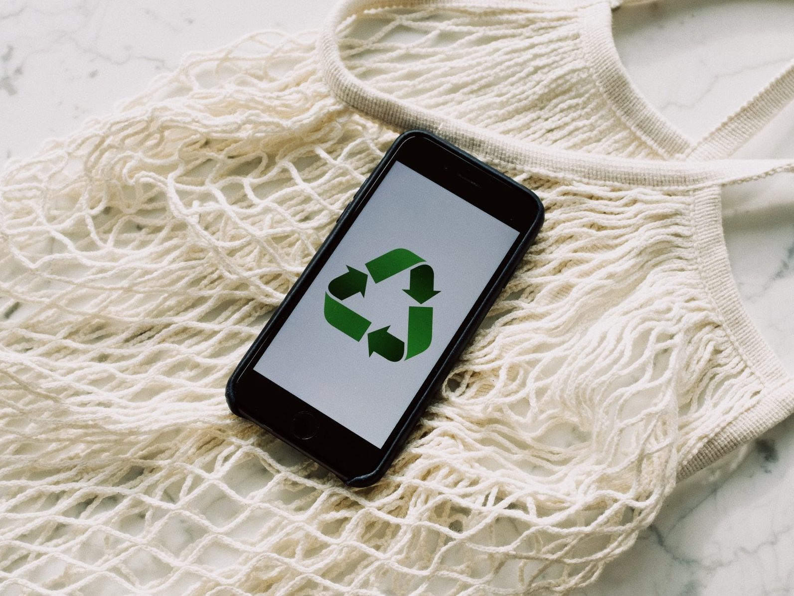 iPhone met recycle-logo. Foto: ready made/Pexels