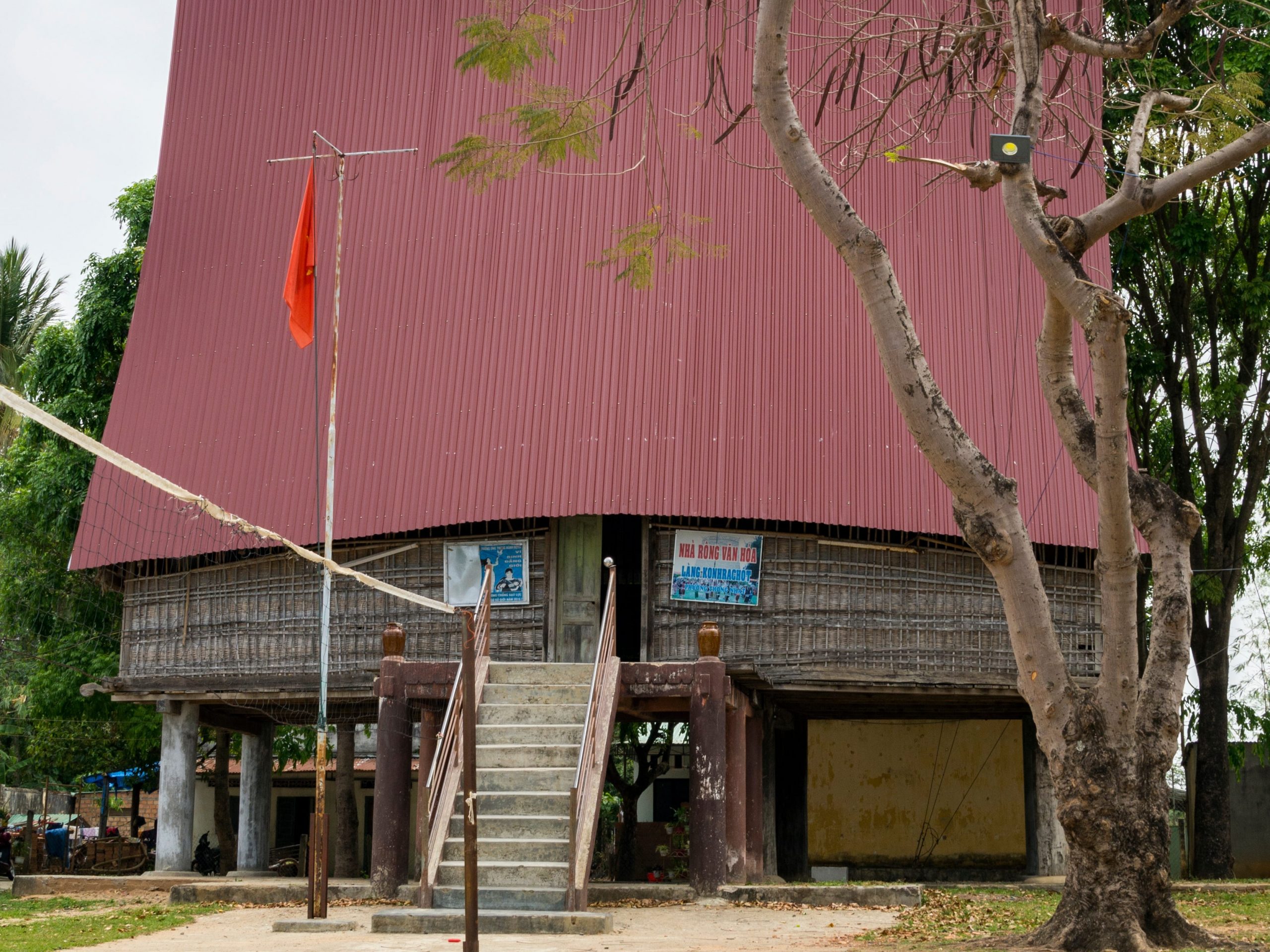 Een Rong gemeenschapshuis in Kon Tum, Vietnam