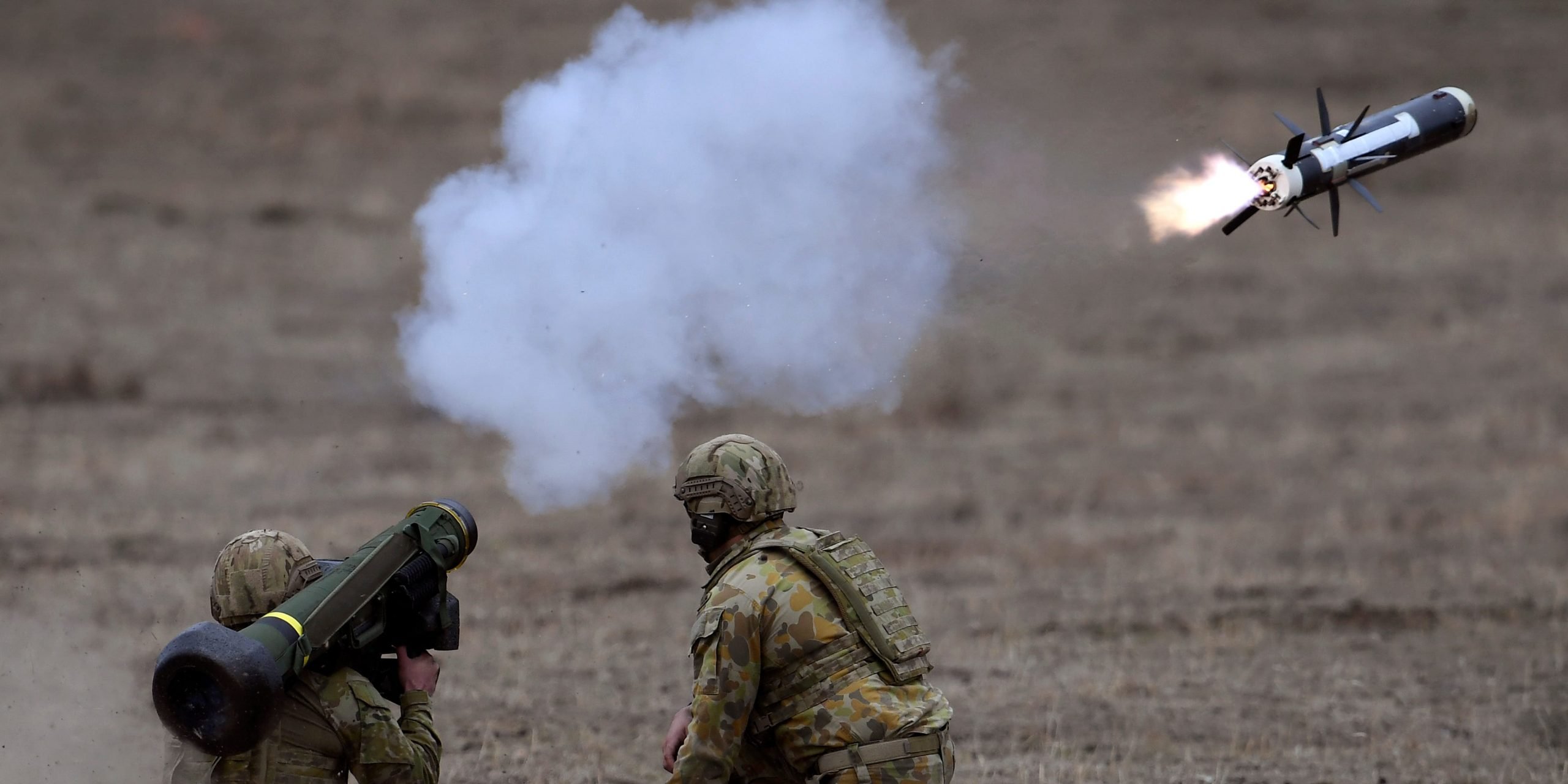 Australische landmachtsoldaten vuren een Javelin antitankraket af tijdens een oefening in 2019.