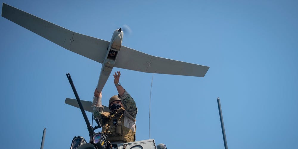 Een specialist van een Amerikaanse inlichtingendienst lanceert een RQ-20B PUMA Unmanned Aerial System.