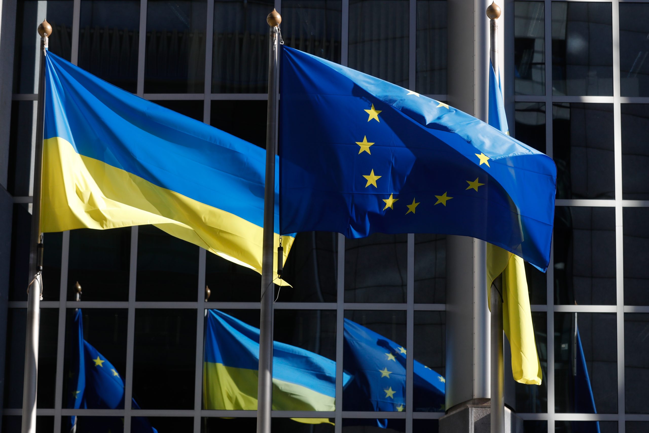 De Oekraïense vlag wappert voor het gebouw van het Europees Parlement in Brussel. Foto: EPA/Stephanie Lecocq