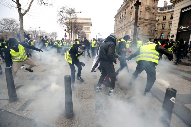 Uit de hand gelopen demonstratie van de gele hesjes eind 2018 in Parijs. Foto: EPA