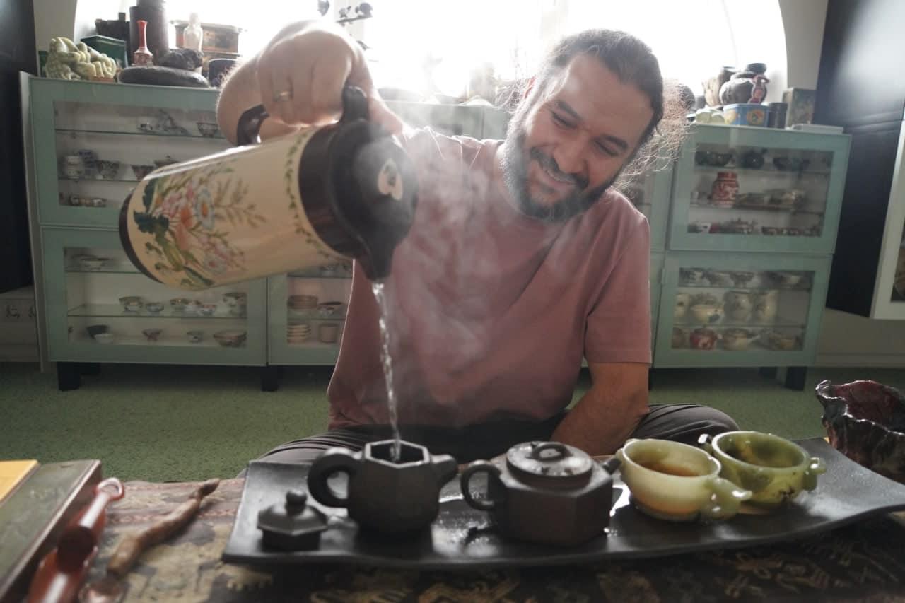 Sergei Sjevelev schenkt op een traditionele wijze bereidde thee in.