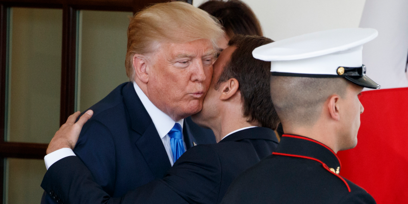 De presidenten Trump en Macron begroeten elkaar tijdens het staatsbezoek in de VS in 2018. Foto: AP Photo/Evan Vucci 
