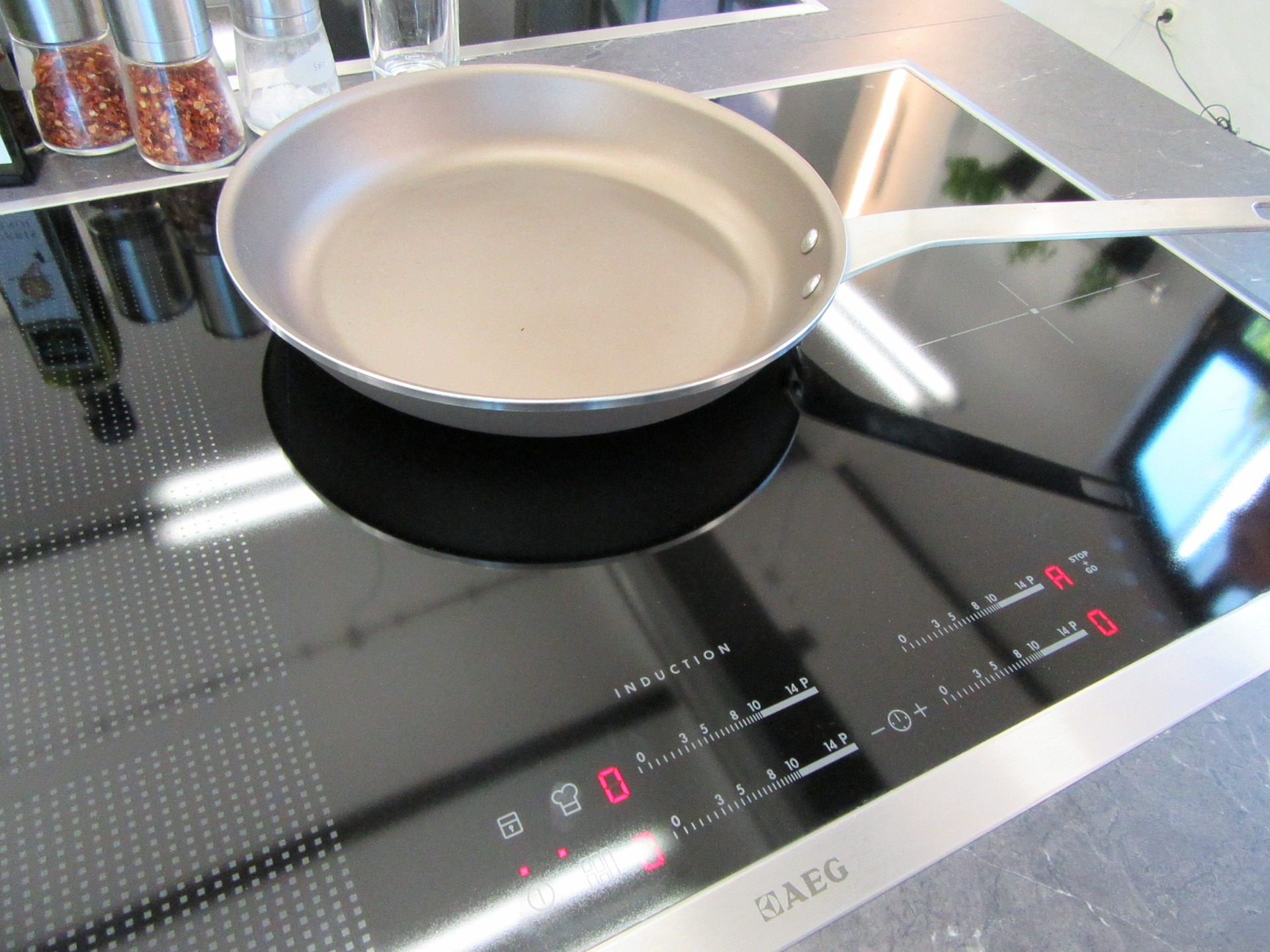 oppakken Een centrale tool die een belangrijke rol speelt Melbourne Pannen voor koken op inductie: waar moet je op letten?