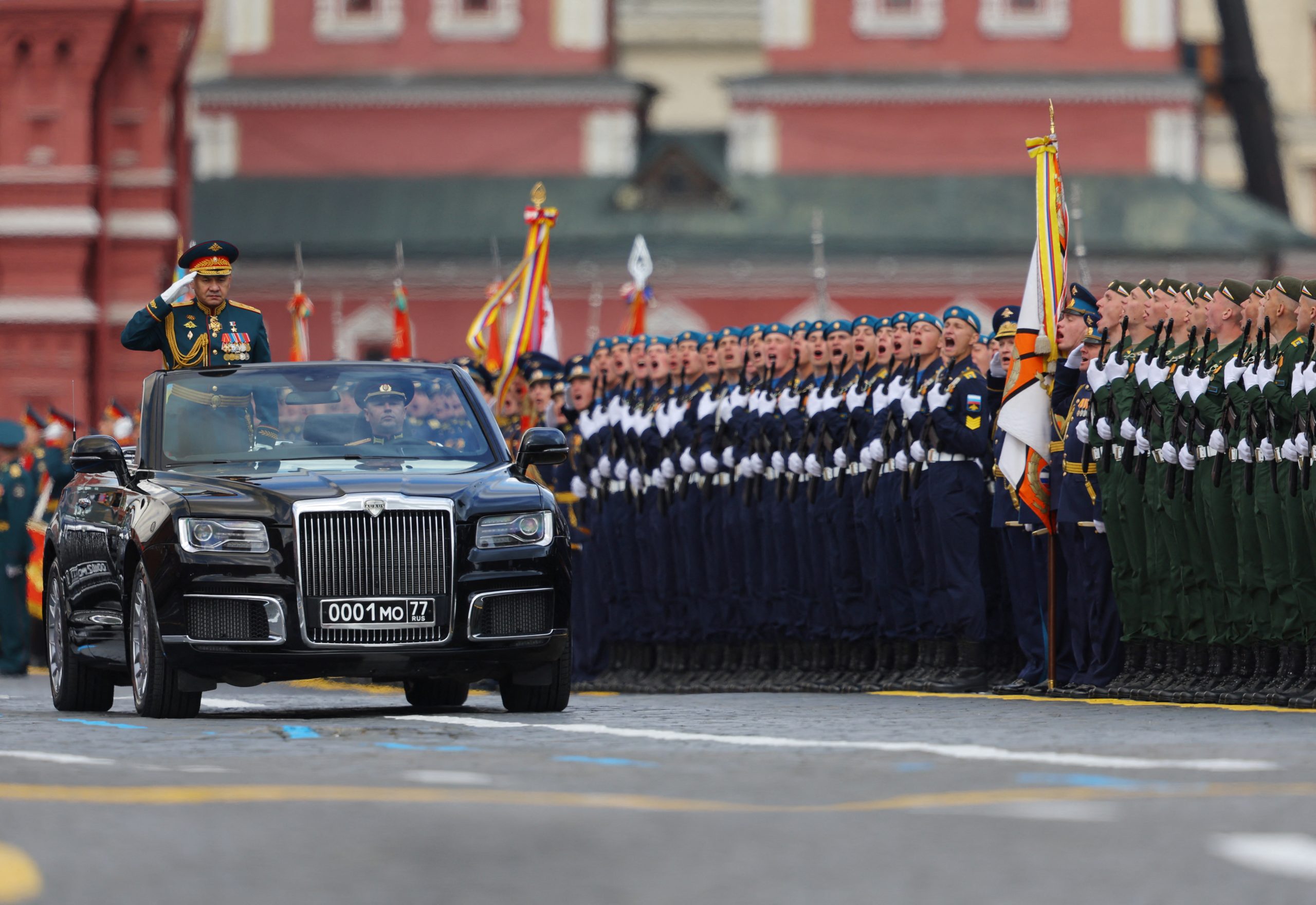 De Russische minister van Defensie Sergej Sjojgoe rijdt mee in de parade.