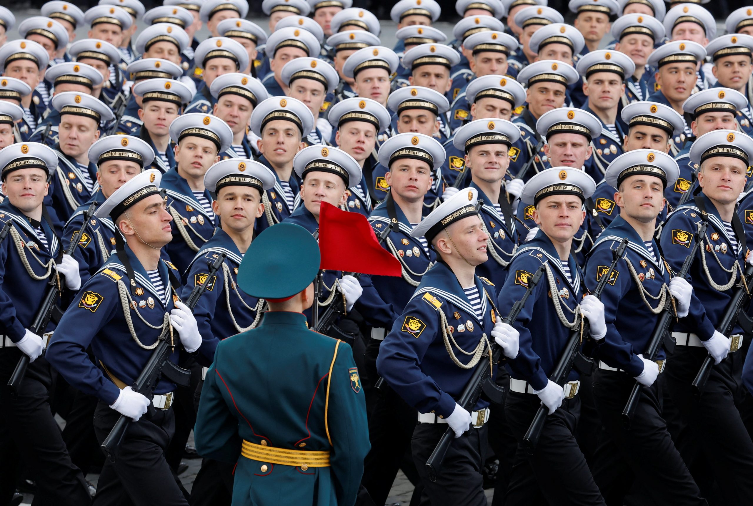 Russische mariniers lopen mee in de parade op de Dag van de Overwinning.