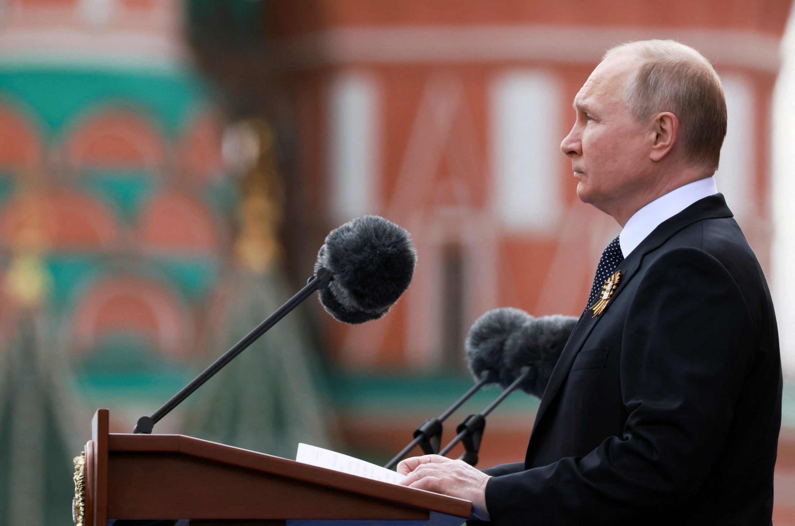 De Russische president Vladimir Poetin geeft een speech op de Dag van de Overwinning.