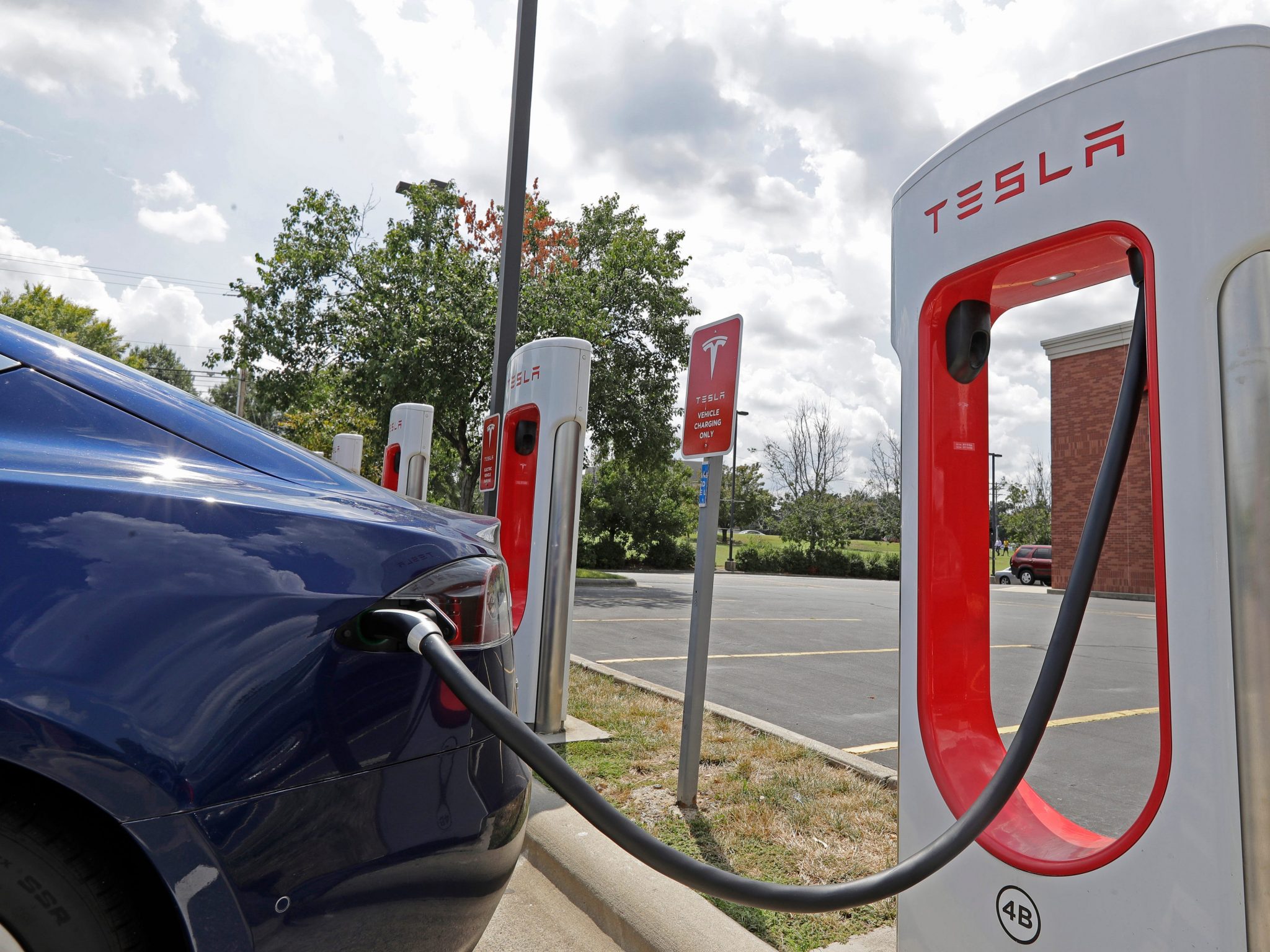 Tesla has plans for a Supercharger station with a 24-hour diner and a ...