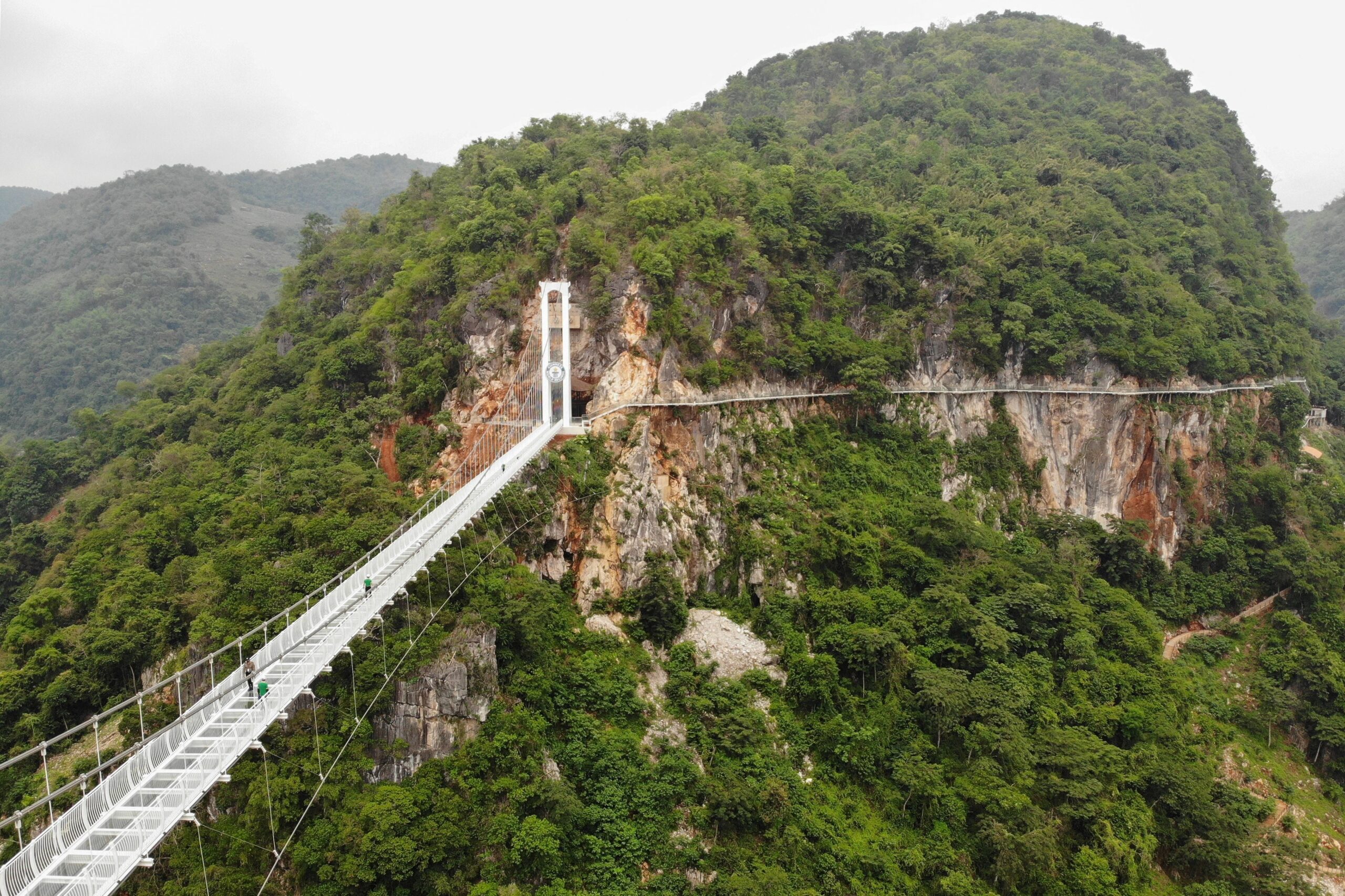 the Bach Long glass bridge in the Moc Chau district in Vietnam&#39;s Son La province