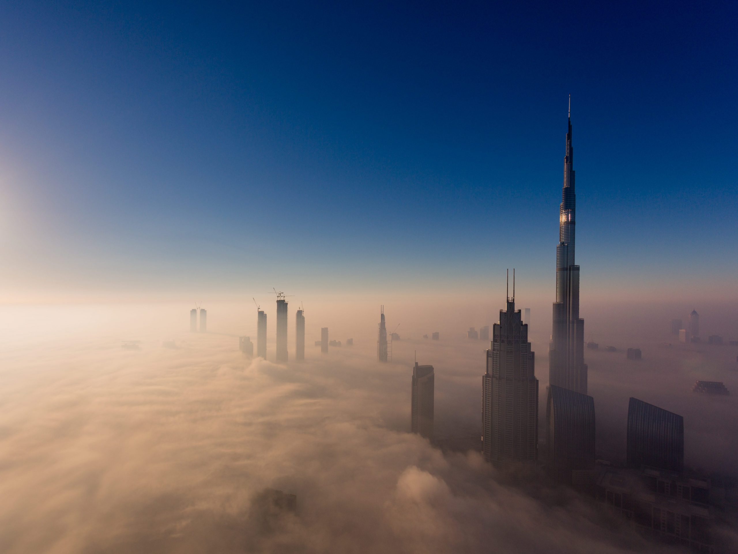 De Burj Khalifa boven de wolken.