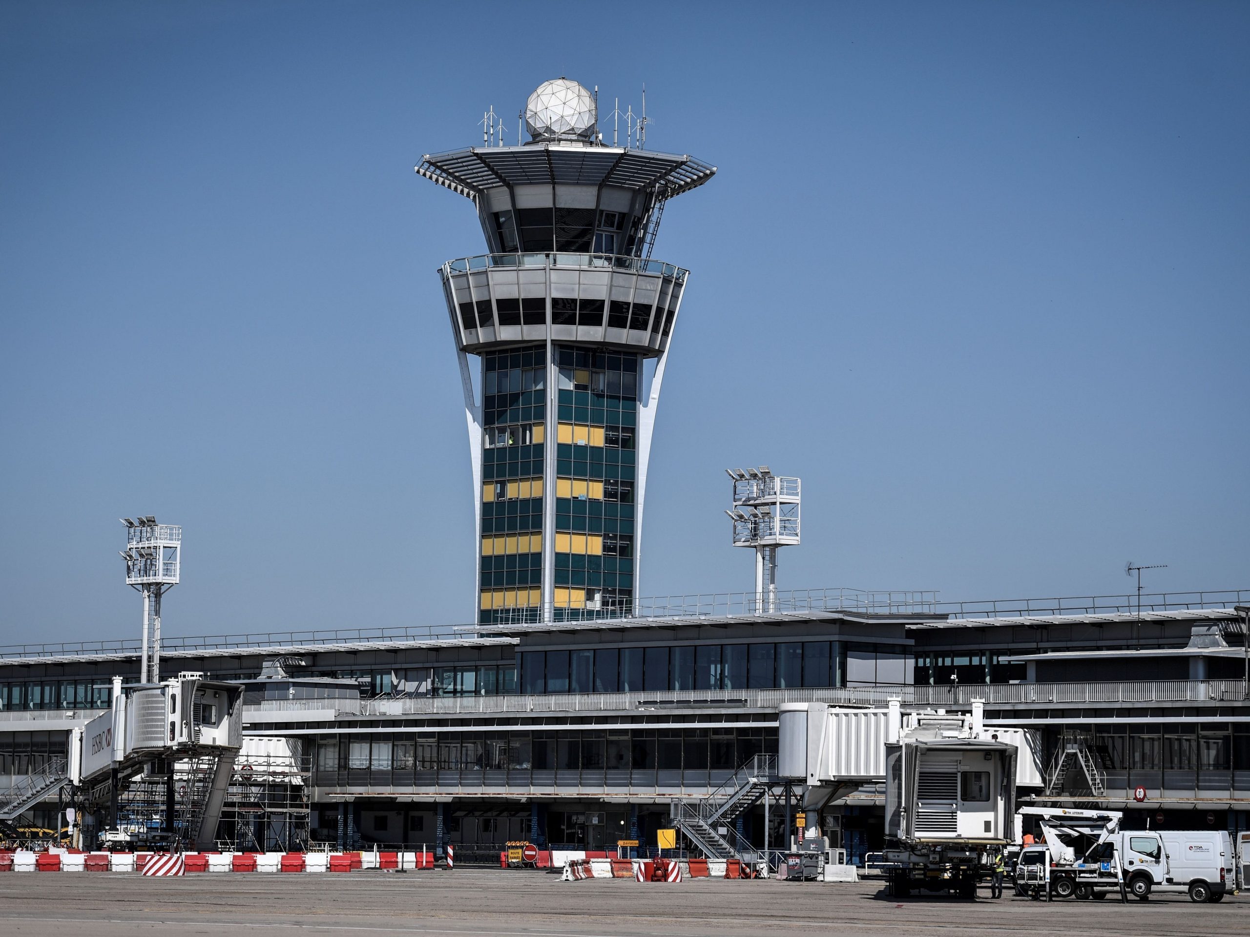 Luchtverkeerstoren op het tarmac van Terminal 3 van de luchthaven Orly, in Orly aan de rand van Parijs in 2020.