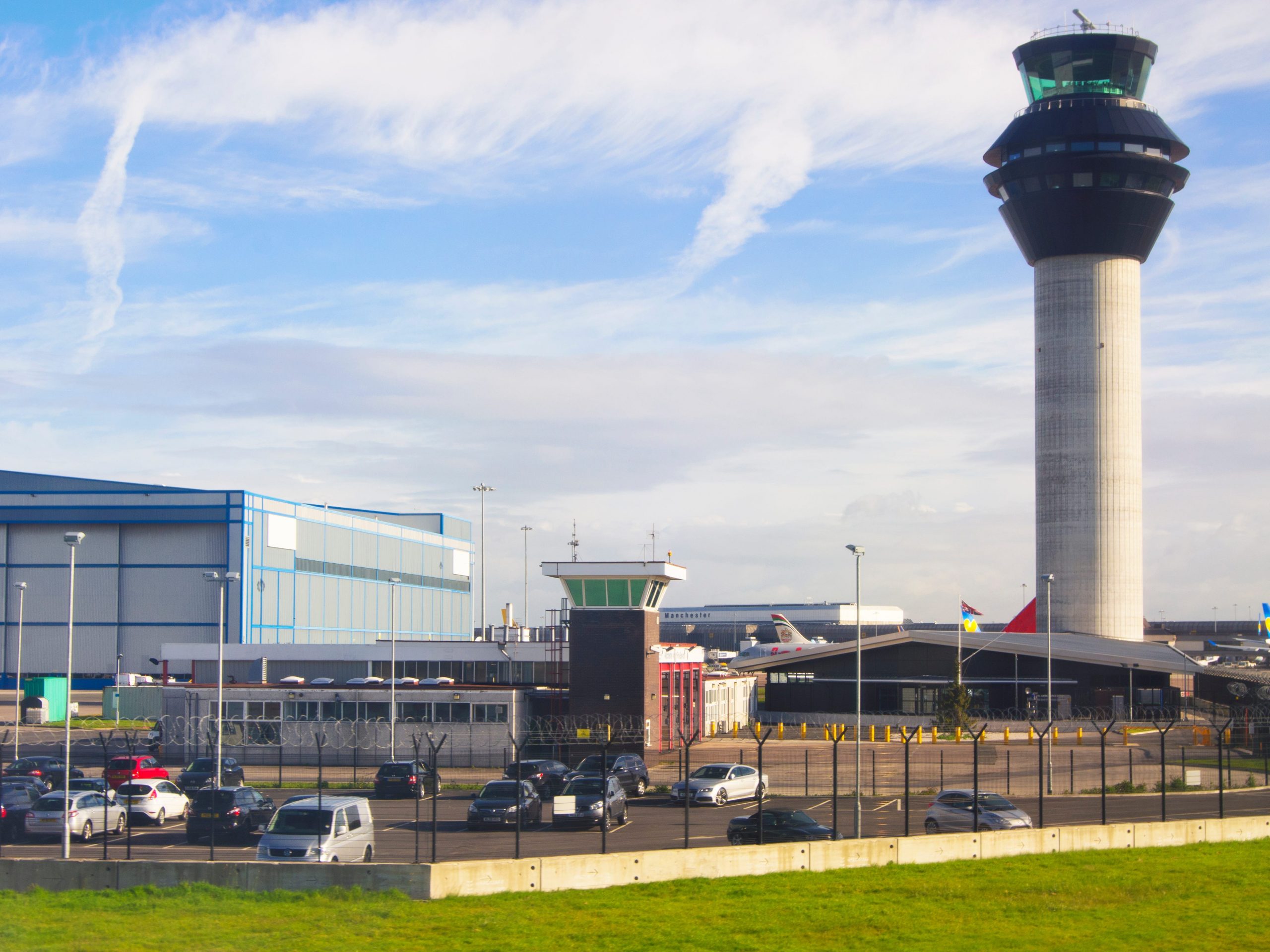 Verkeerstoren en terminalgebouwen op de internationale luchthaven van Manchester, VK.