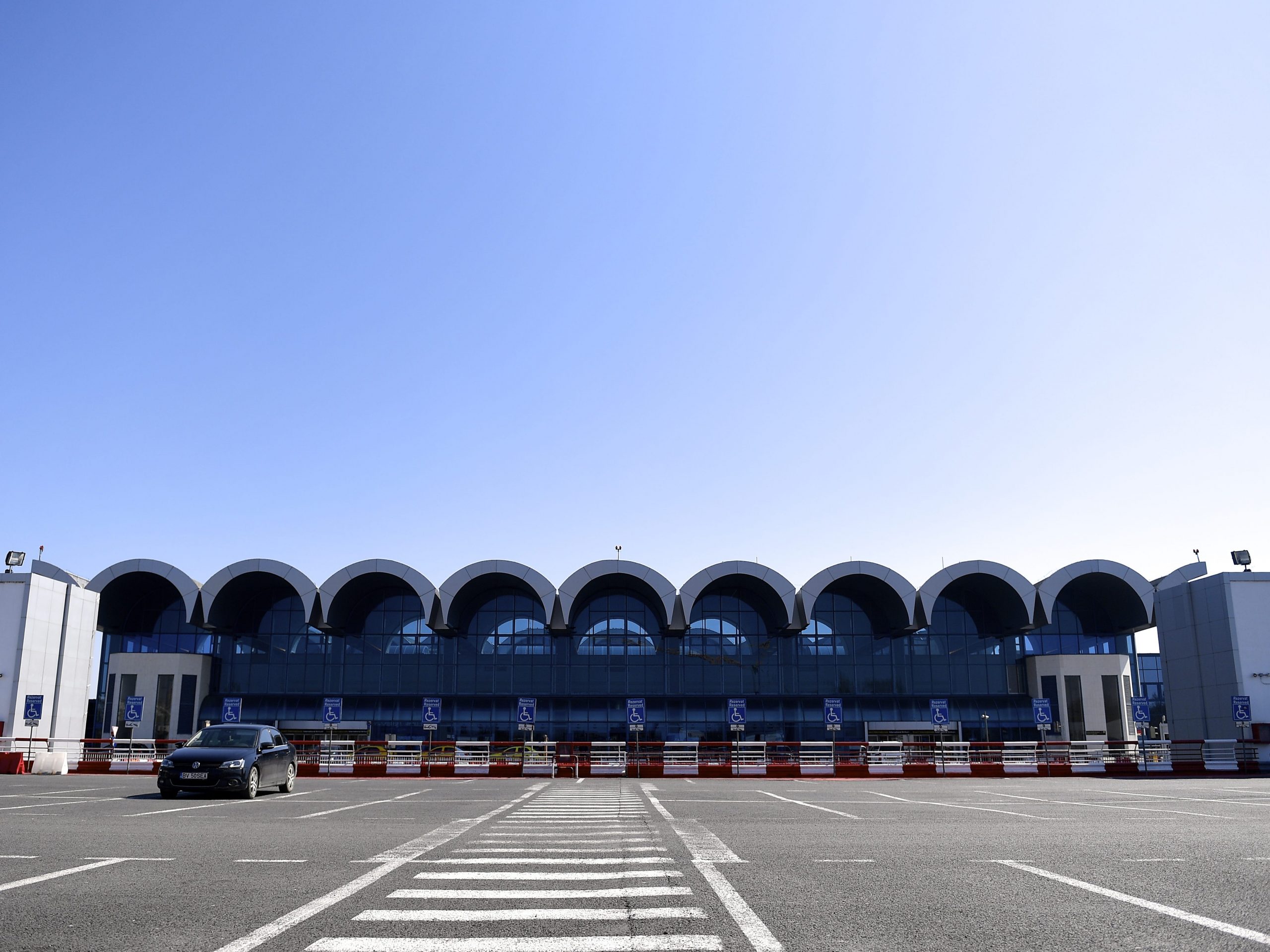 Aanzicht van de aankomsthal van de luchthaven Henri Coanda in Otopeni, Roemenië, in april 2020.