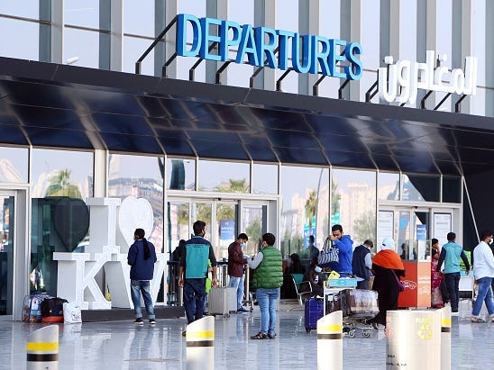Passagiers wachten bij de vertrekgate op de internationale luchthaven van Koeweit in Koeweit-stad op 20 januari 21.