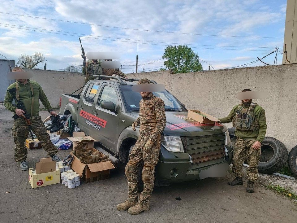 Anonieme Oekraïense soldaten bij een van de voertuigen van Car4Ukraine.