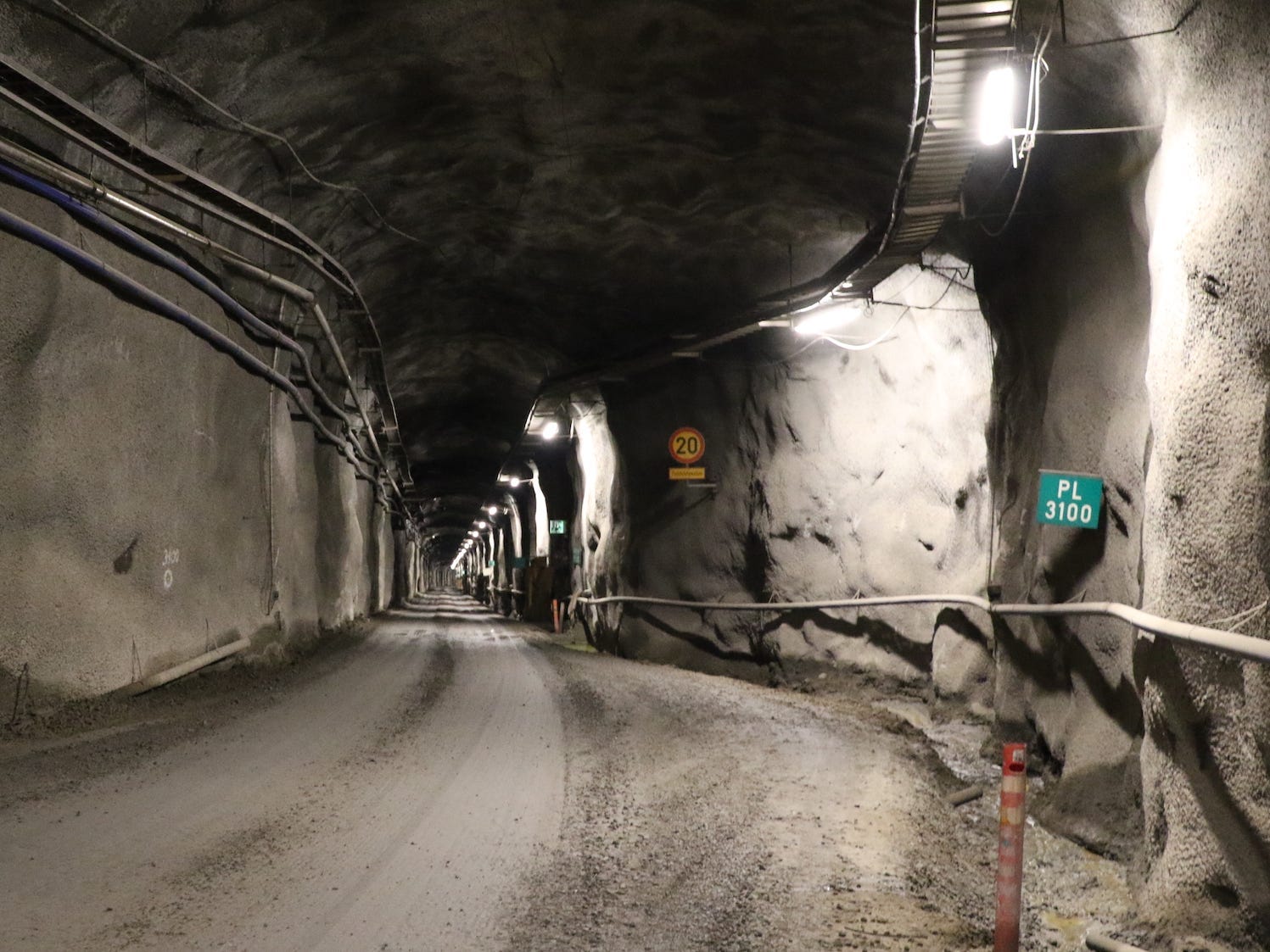 A picture of the tunnels in Onkalo shows a green wign reading 3100