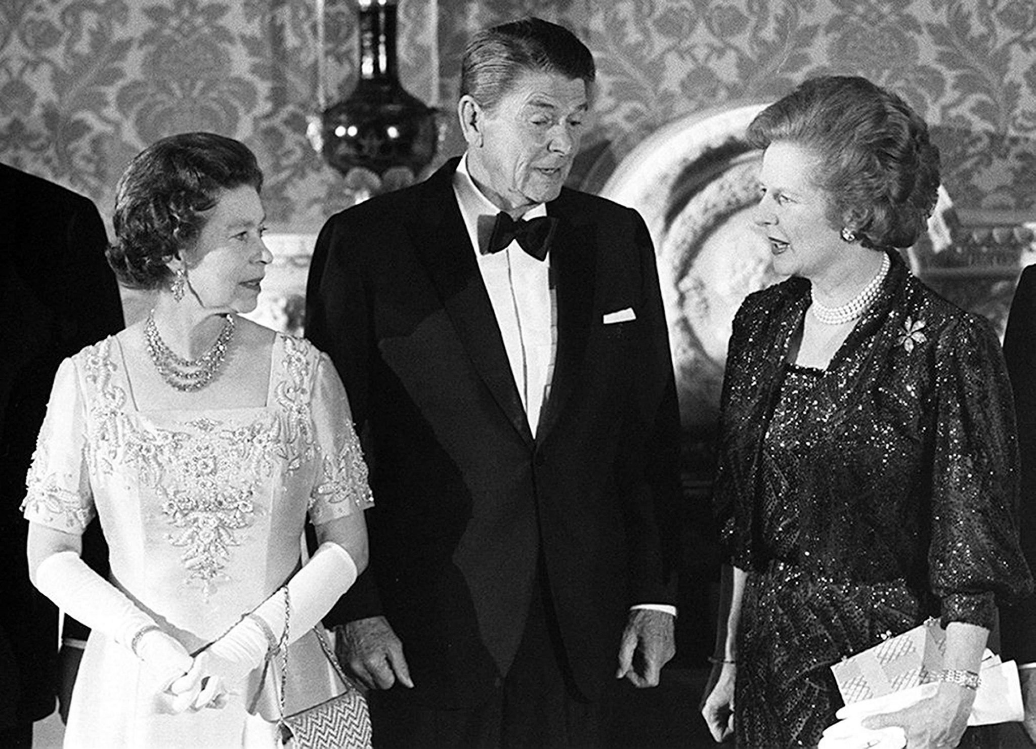 Koningin Elizabeth in 1984 met de Amerikaanse president Ronald Reagan en de Britse premier Margareth Thatcher. Foto: EPA/Ron Bell