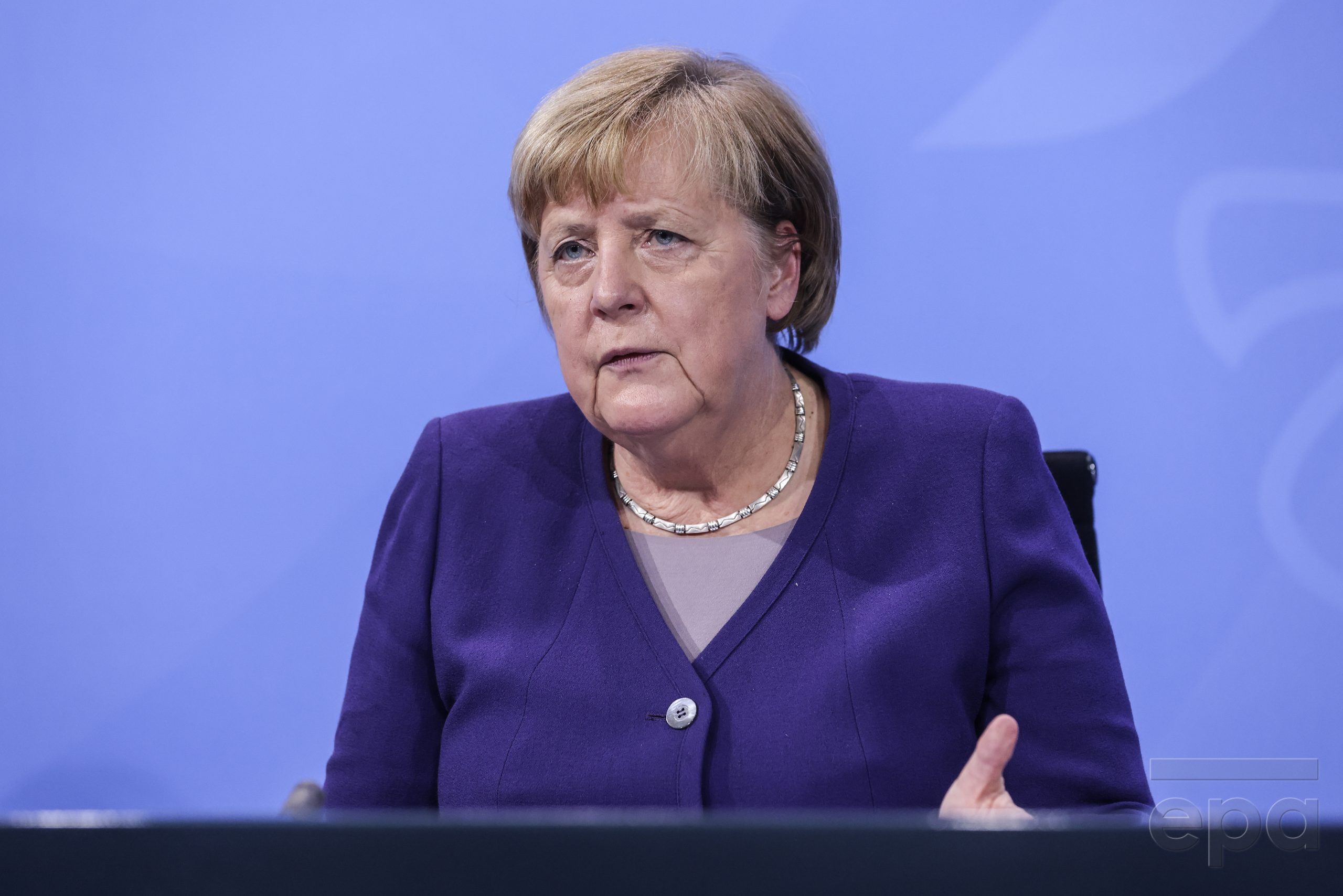 Angela Merkel kort voor haar aftreden tijdens een persconferentie over het coronavirus eind 2021. Foto: EPA/FILIP SINGER