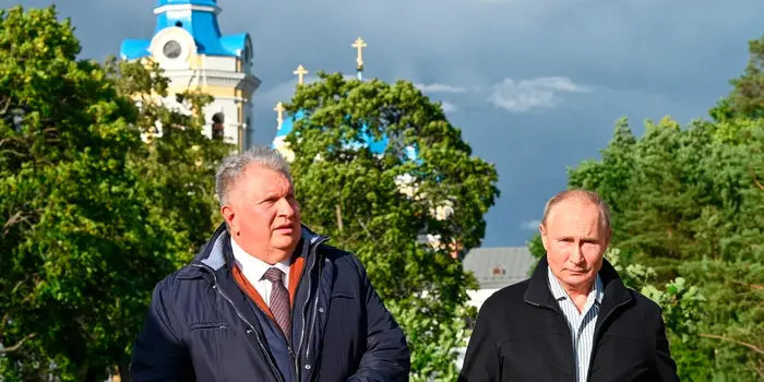 De Russische president Vladimir Poetin, rechts, en Igor Sechin, de CEO van oliemaatschappij Rosneft, bezoeken het Konevsky-klooster op het Konevets-eiland in het Ladogameer in Rusland op 31 juli 2021.