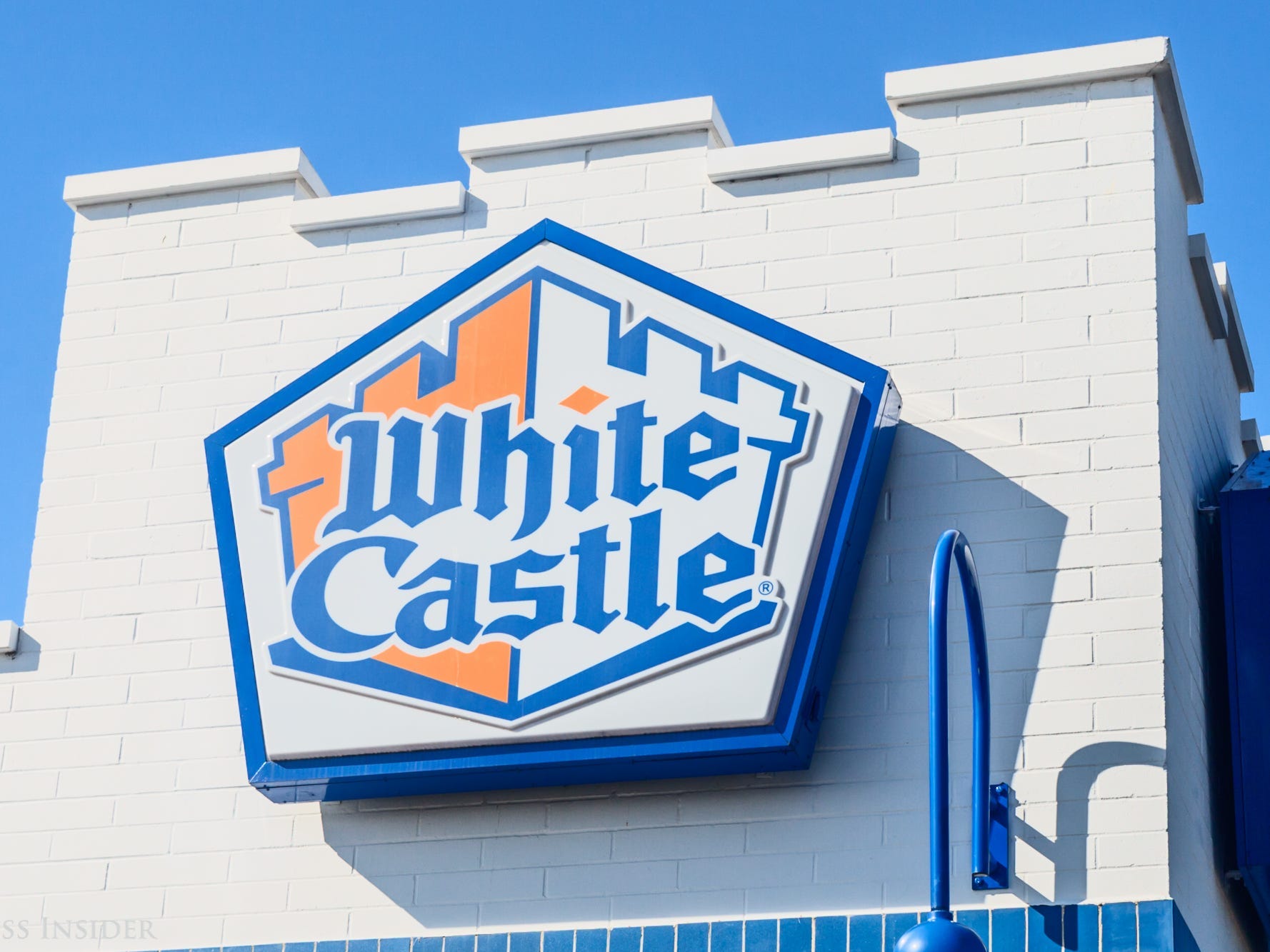 White castle. Компания White Castle. Фаст фуд White Castle. Ресторан White Castle. Логотип компании White Castle.