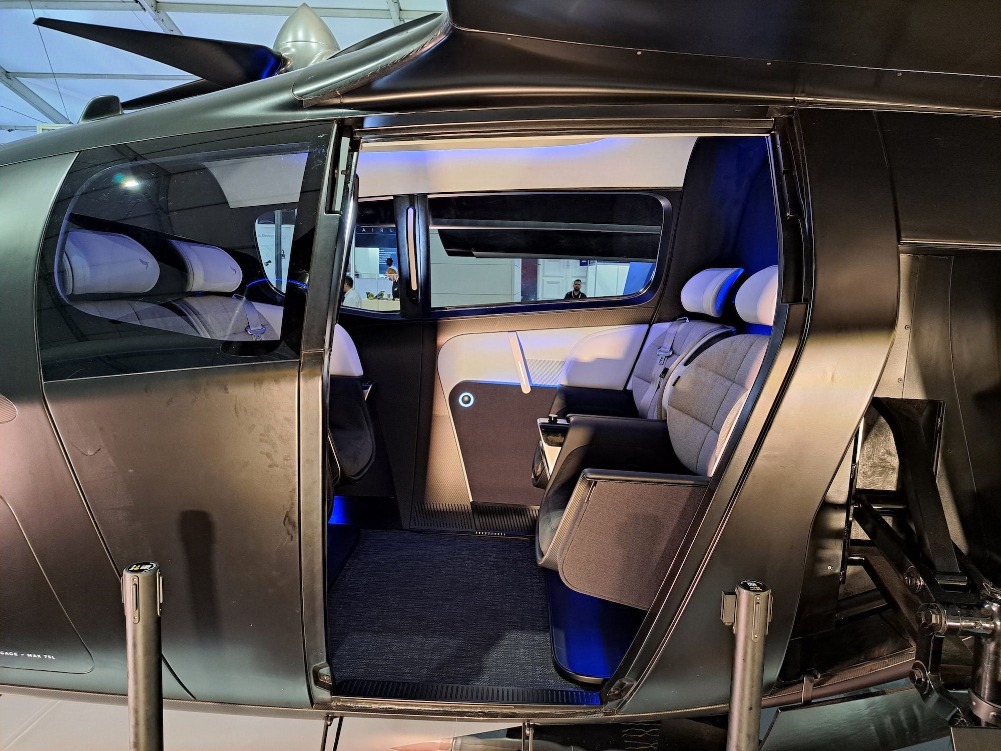 De cabine van de VX4 biedt plaats aan vier passagiers, met bagageruimte onder de stoelen.