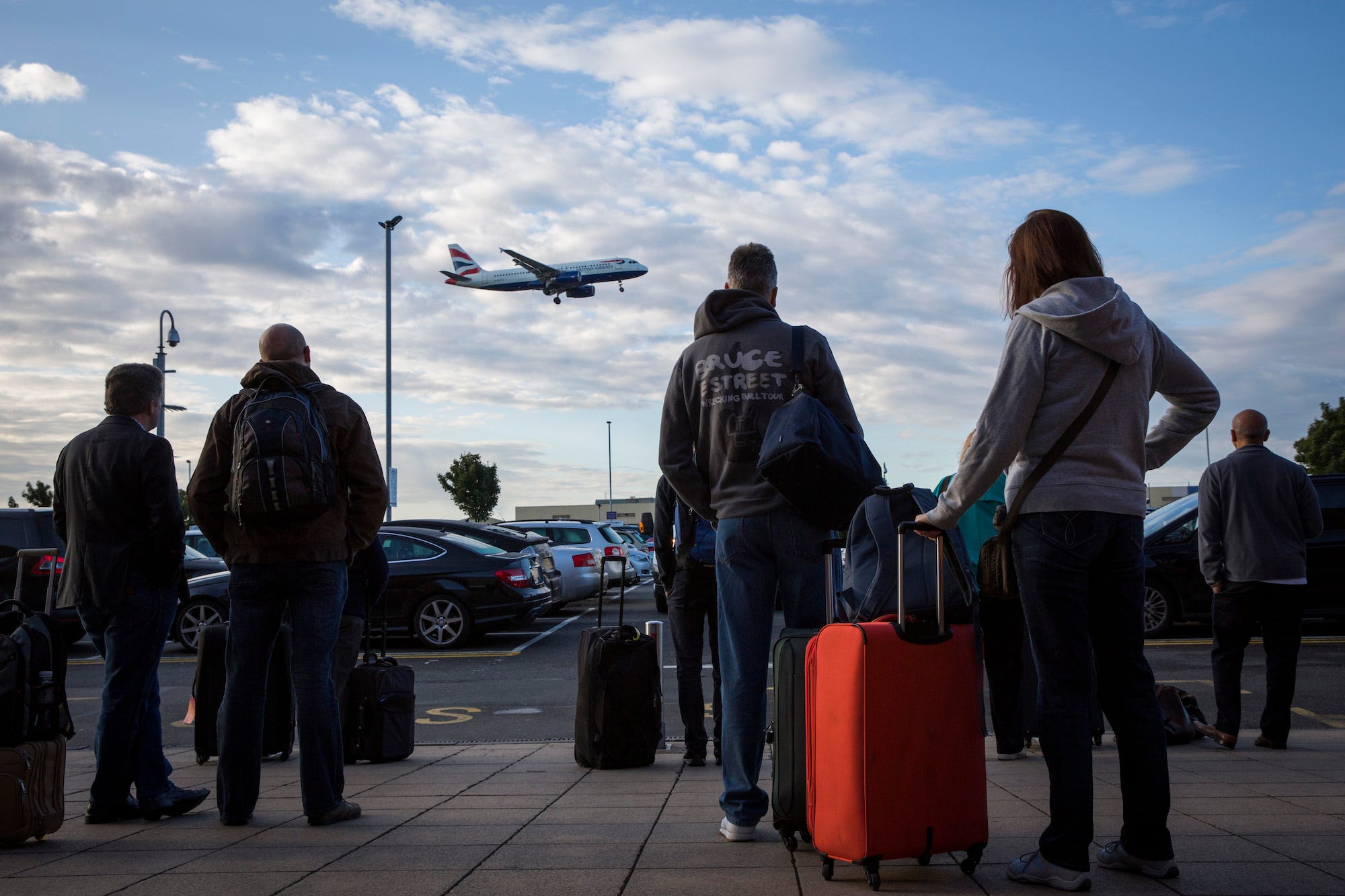 Passagiers wachten met hun bagage op de Londense luchthaven Heathrow.