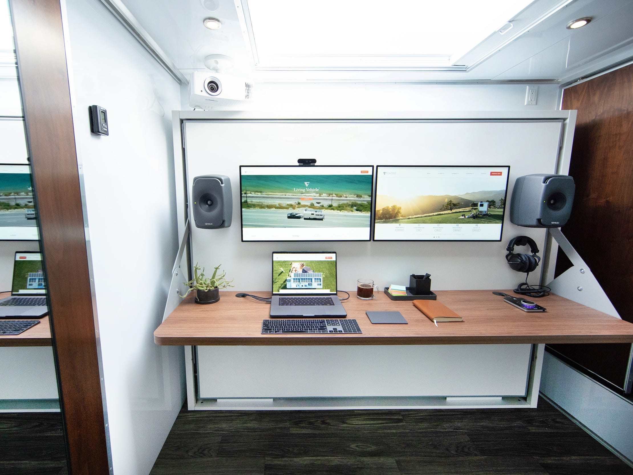 Een kantoorruimte met Apple producten zoals een laptop.