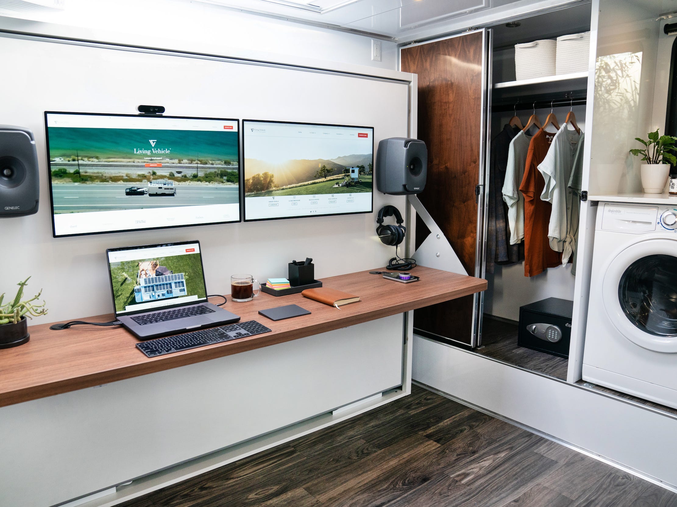 Een kantoorruimte met Apple producten zoals een laptop naast een wasmachine, kast.