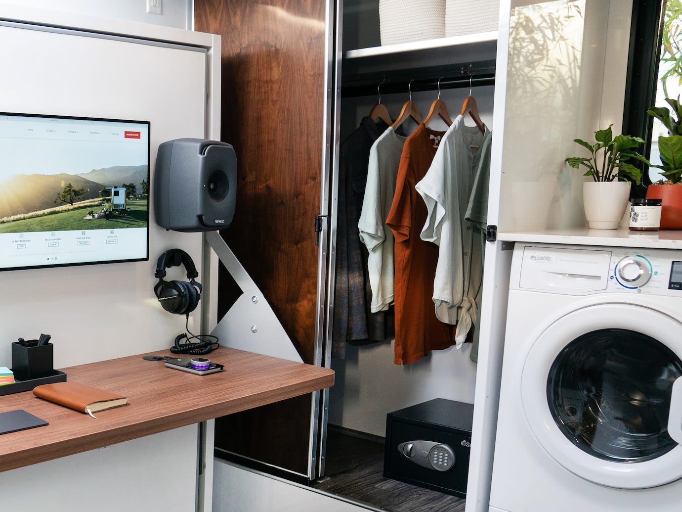 Een kantoorruimte met Apple producten zoals een laptop naast een wasmachine, kast.