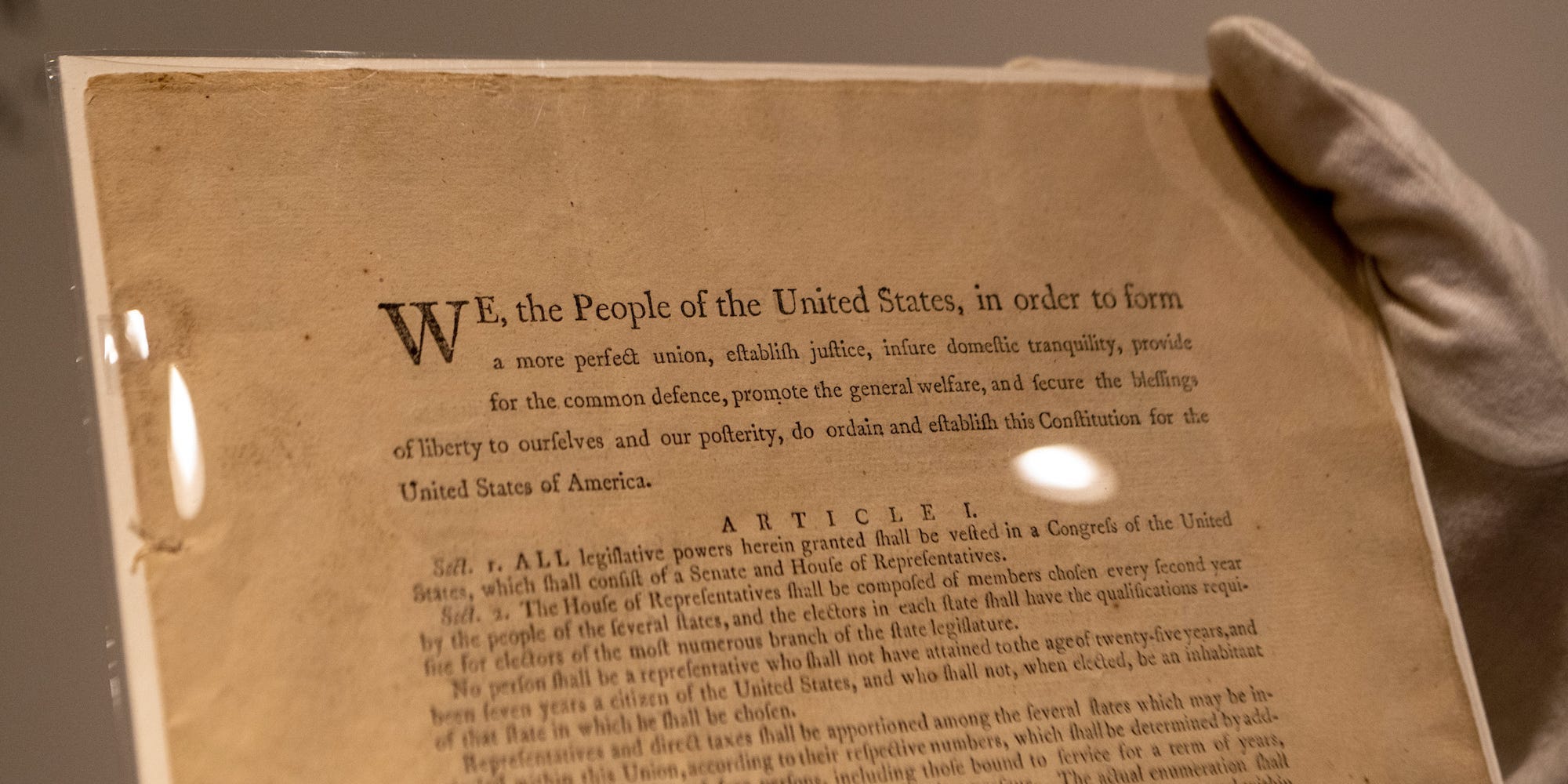 Een eerste druk van de Amerikaanse Grondwet, tentoongesteld bij veilinghuis Sotheby's in New York op 17 september 2021.