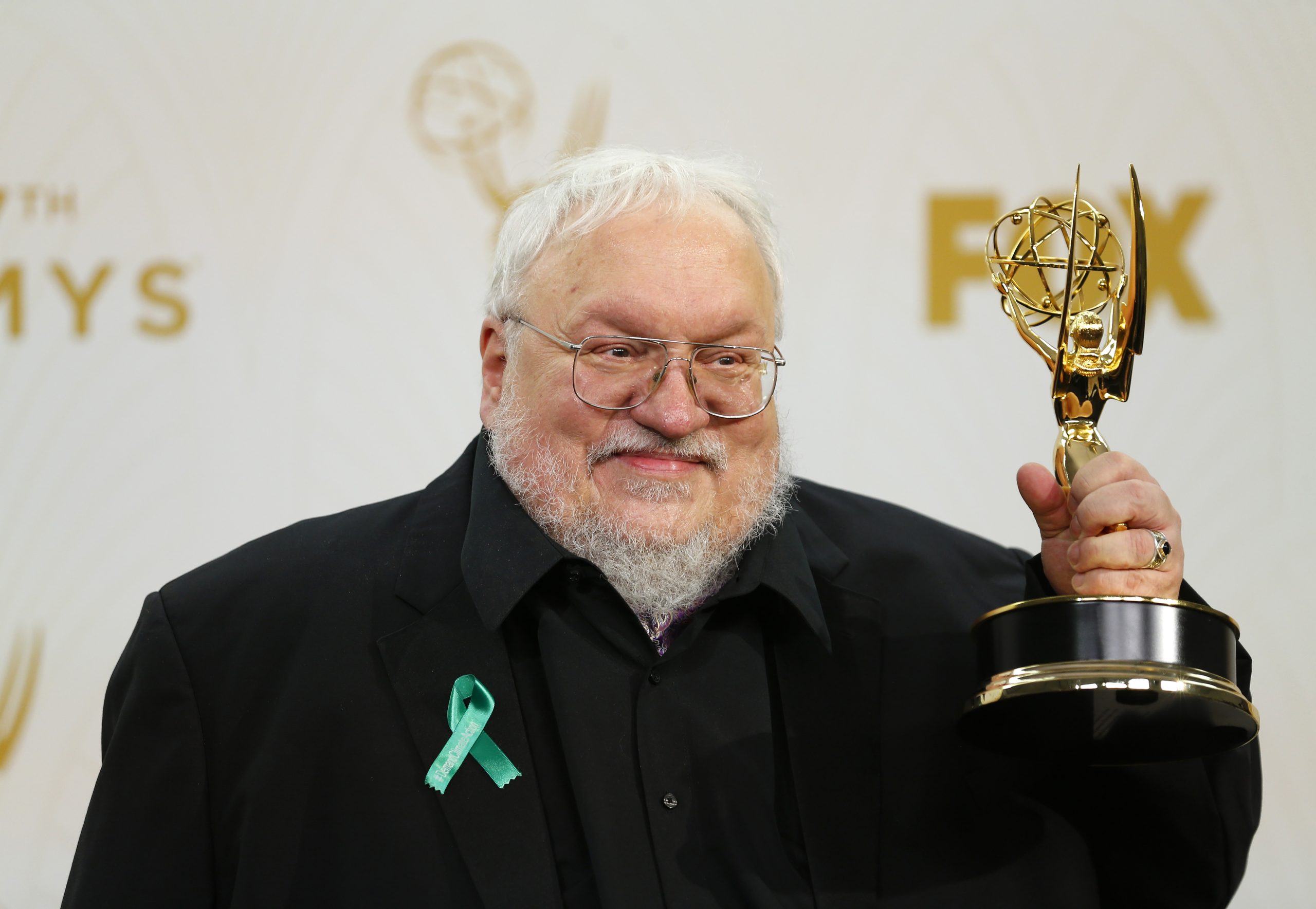 George R. R. Martin. houdt een Emmy Award voor Game of Thrones vast.