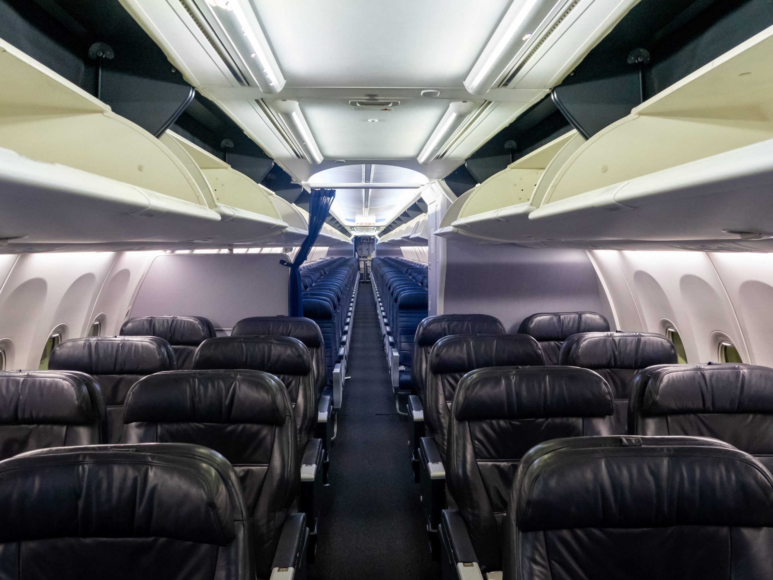 Vliegtuigpassagiers moeten de voor- en nadelen van een blukhead-stoel overwegen alvorens te boeken.