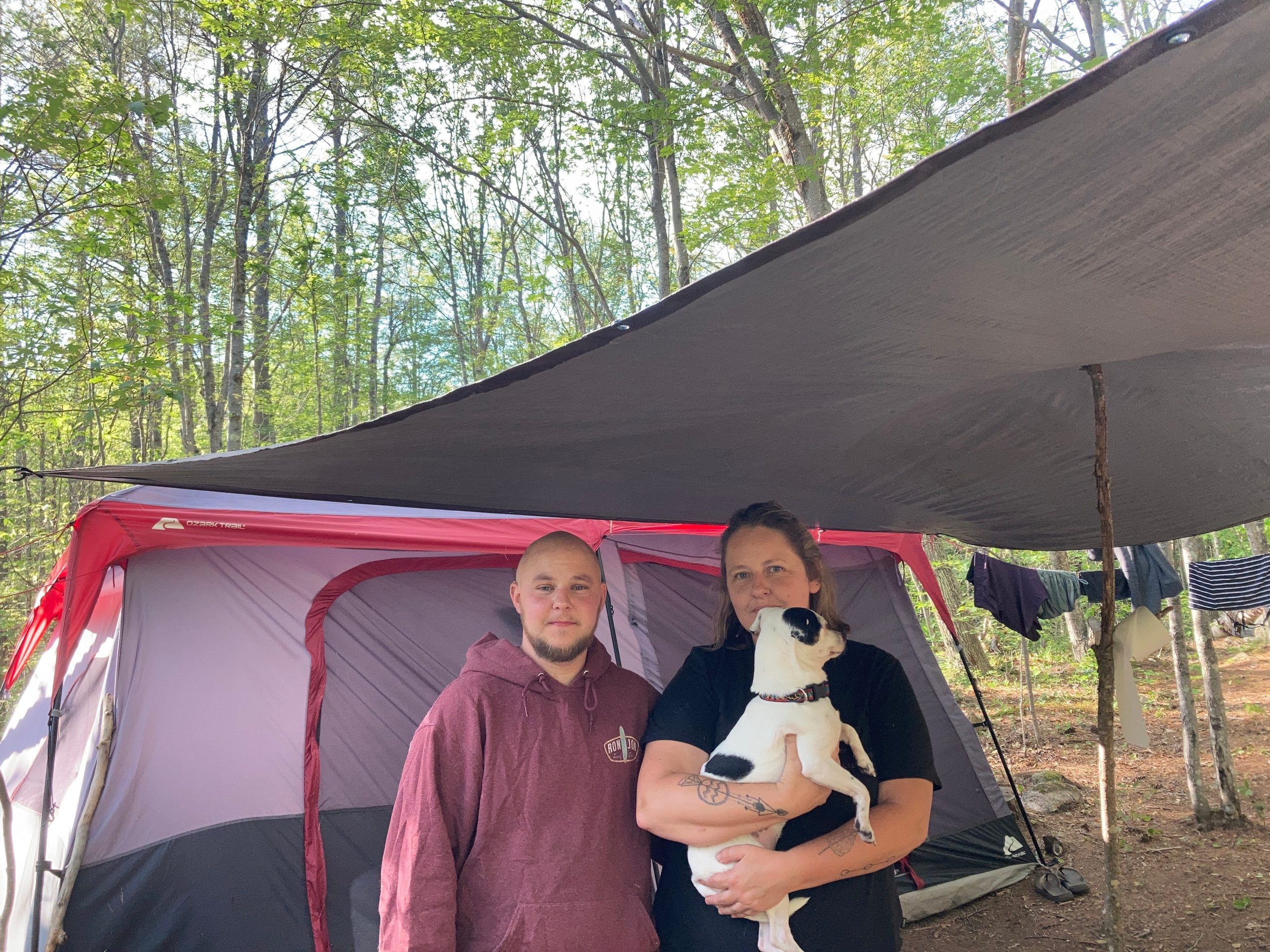 Tienerjaren ik ben gelukkig Betrouwbaar We've been living in a tent for 5 months because we couldn't afford our  $1,200 rent. Now we're preparing for winter in Maine.