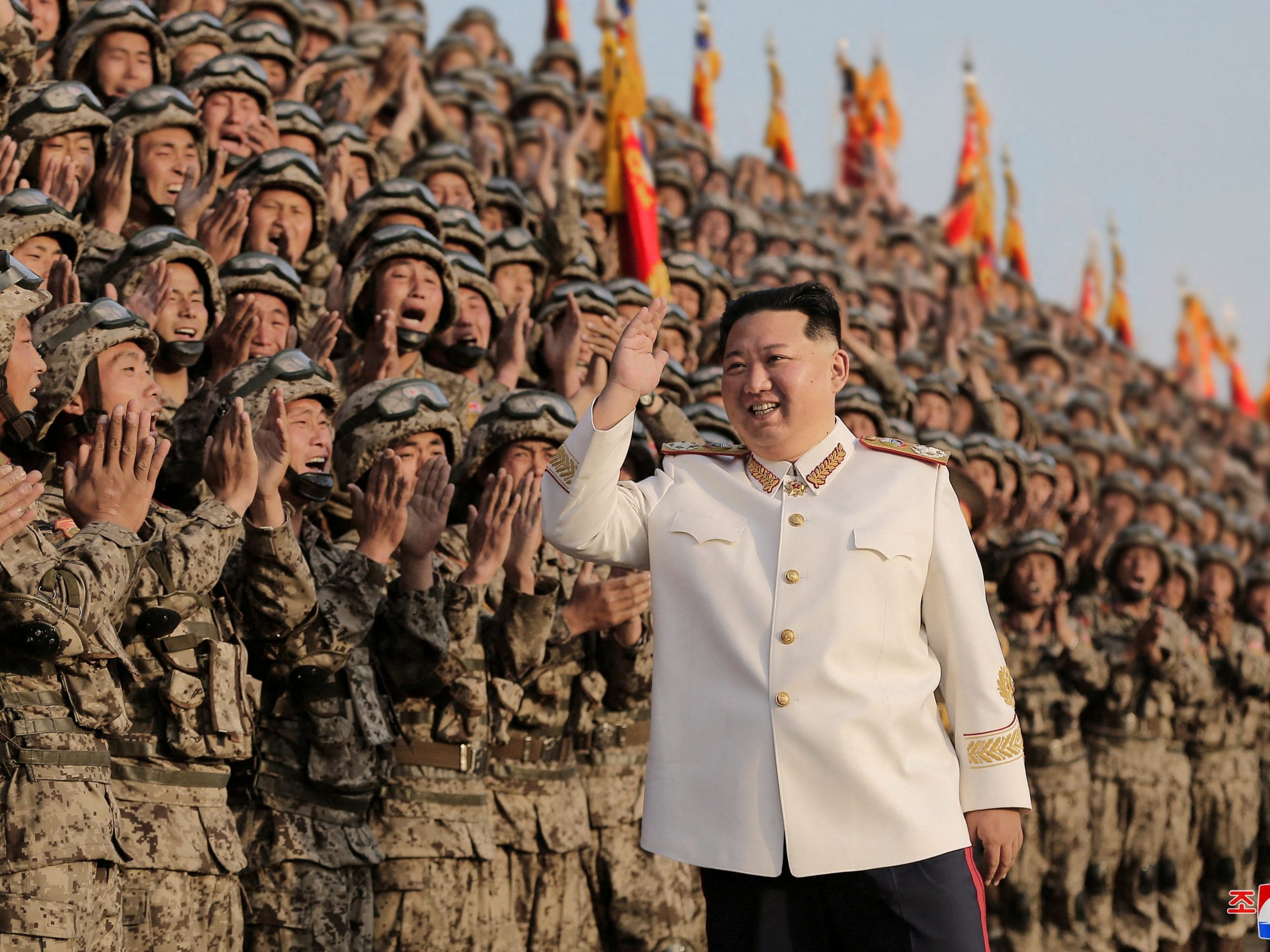 De Noord-Koreaanse leider Kim Jong Un tijdens een militaire parade in Pyongyang. 