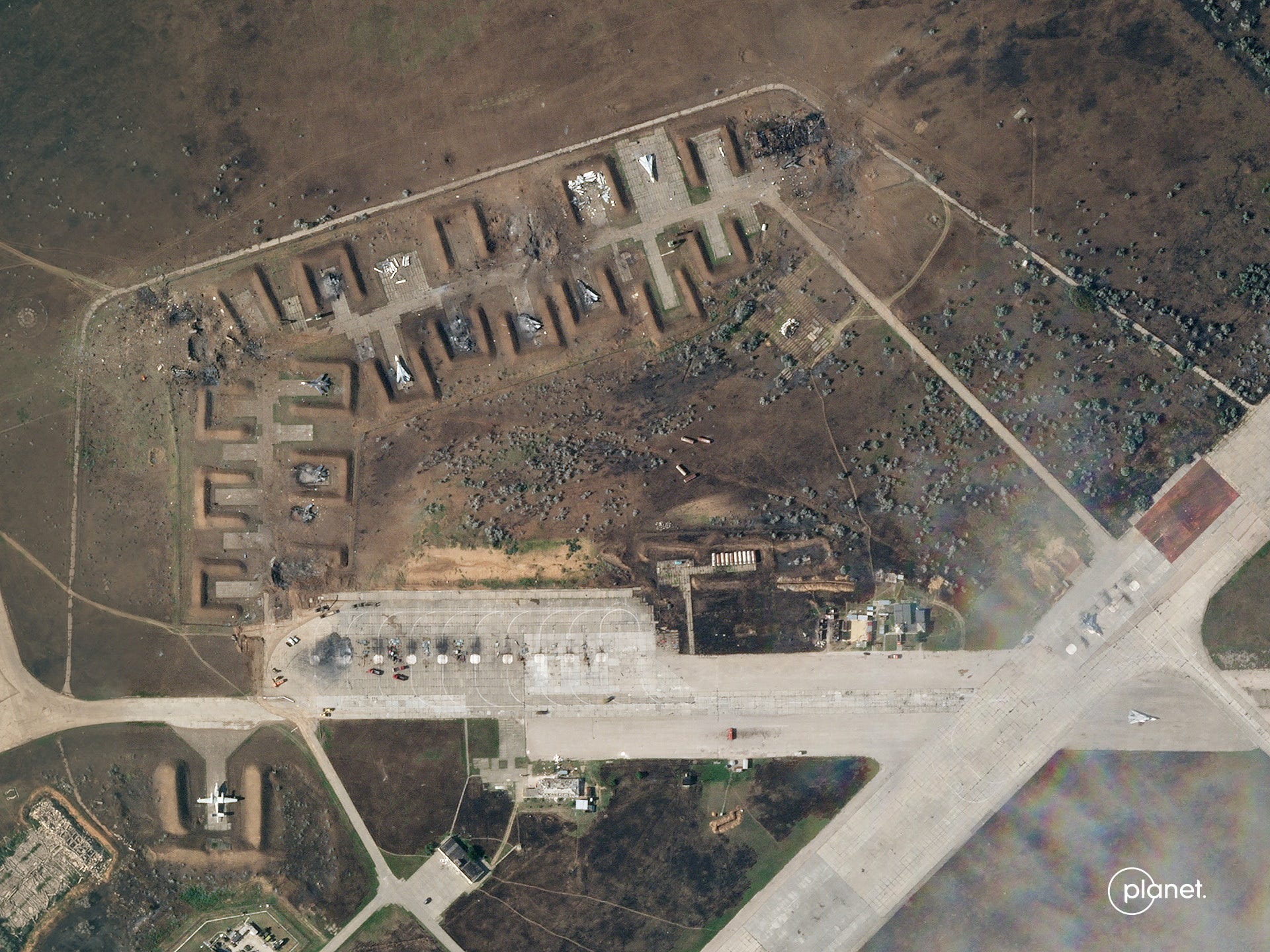 Een satellietbeeld toont de schade op de luchtmachtbasis Saki op de Krim, 10 augustus 2022.
