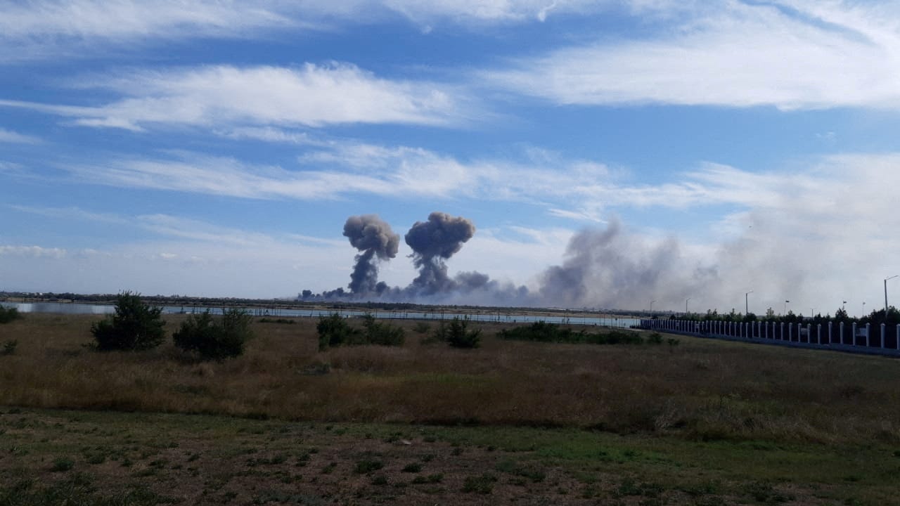 Rook stijgt op na explosies op een Russische militaire luchtmachtbasis bij Novofedorivka op de Krim op 9 augustus 2022.