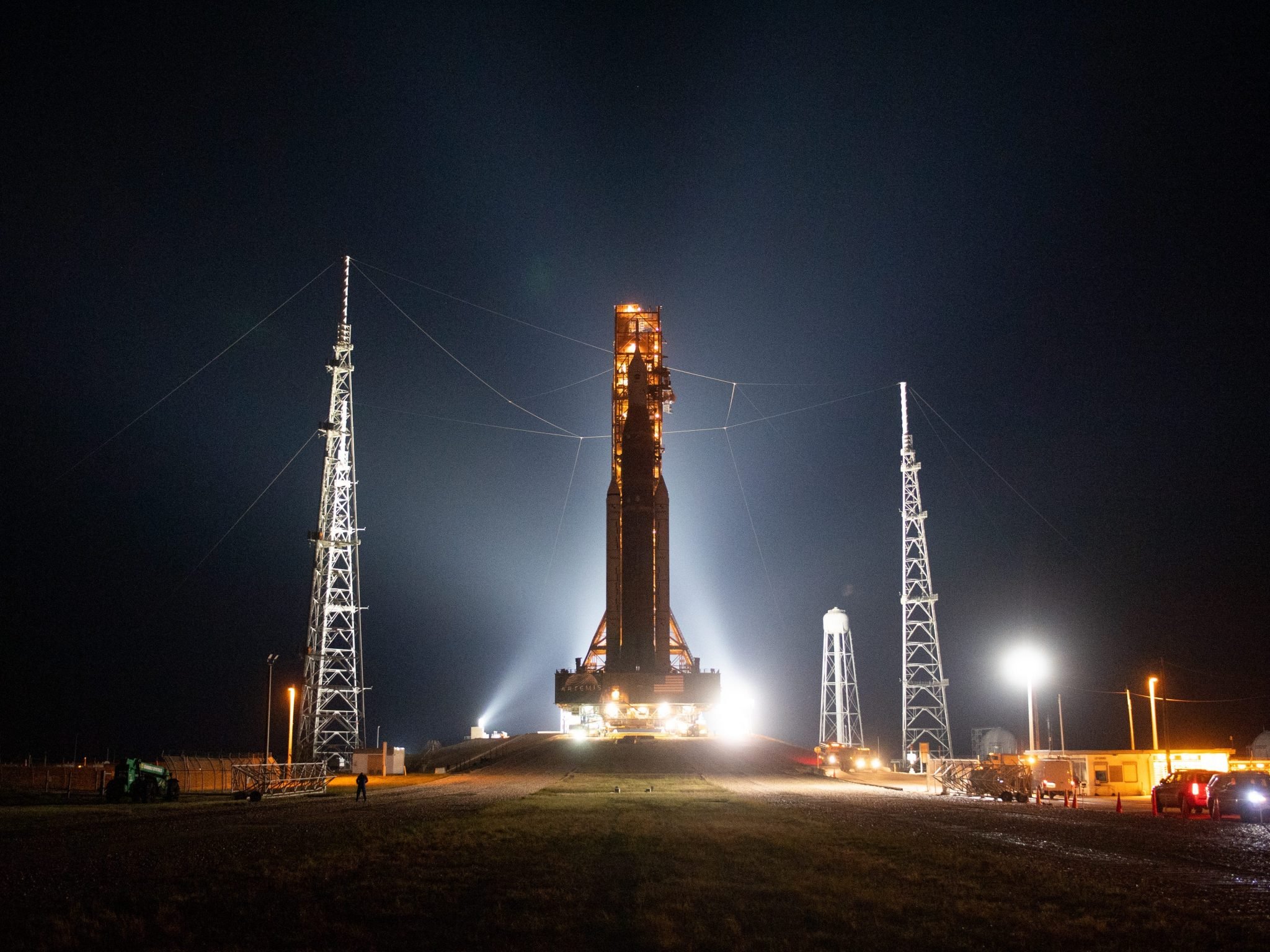 Photos Show Nasa Rolling Its New Moon Mega Rocket To The Launchpad For