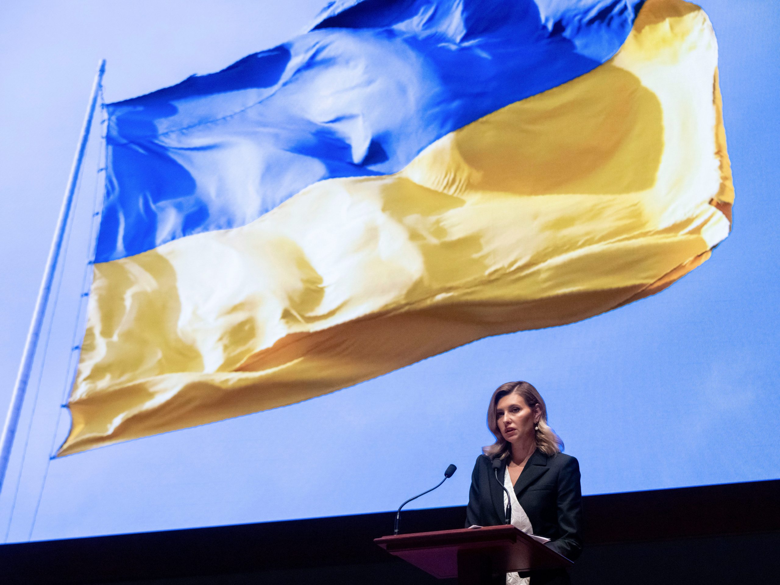 Een grote Oekraïense vlag boven Olena Zelenska.