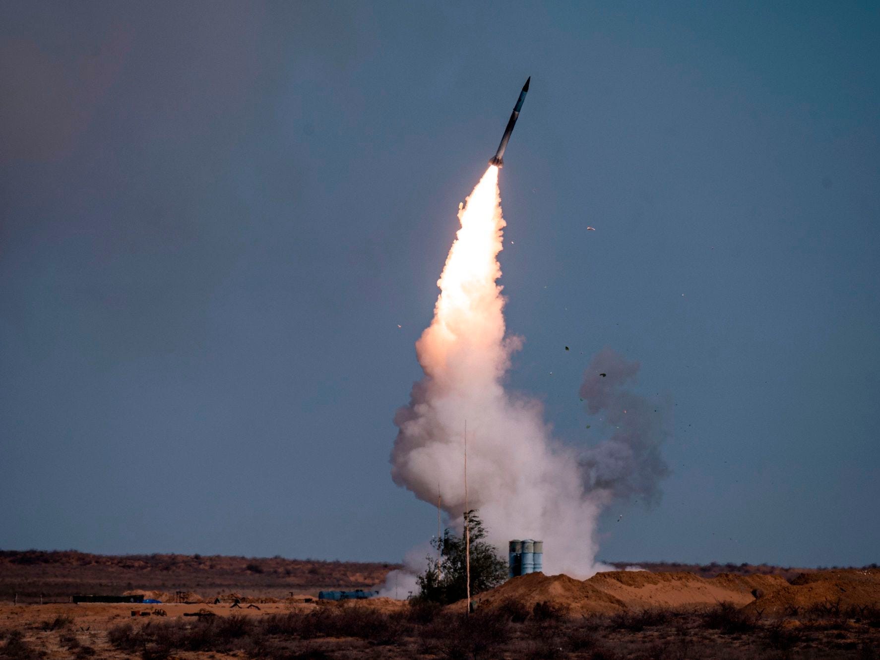Een S-400-raket wordt tijdens een oefening vanaf de militaire basis Asjoeloek, in het zuiden van Rusland, gelanceerd. 
