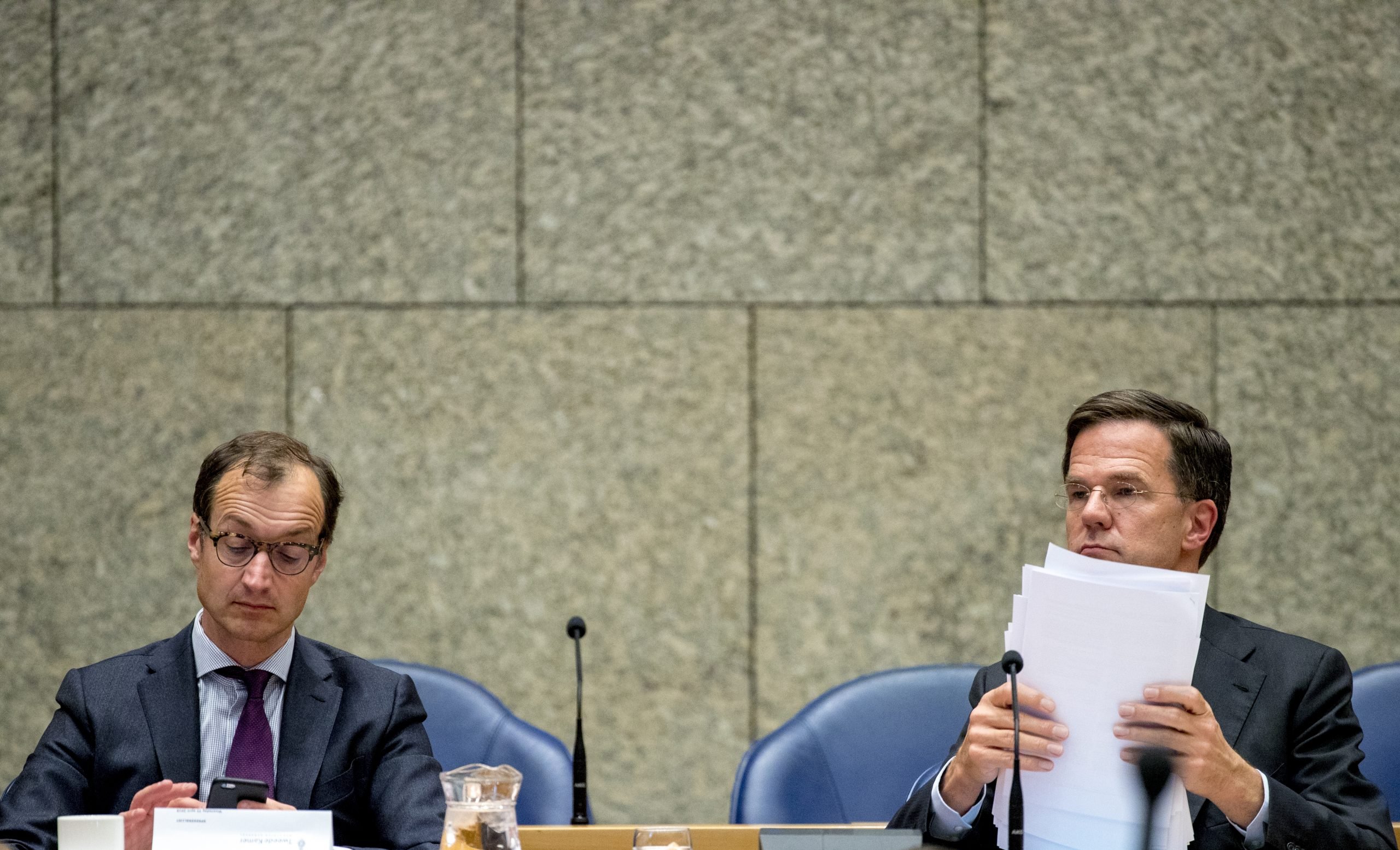 Premier Mark Rutte en toenmalig minister Eric Wiebes van Economische Zaken tijdens een Kamerdebat in april 2018 over de afschaffing van de dividendbelasting. Foto: ANP/Jerry Lampen.